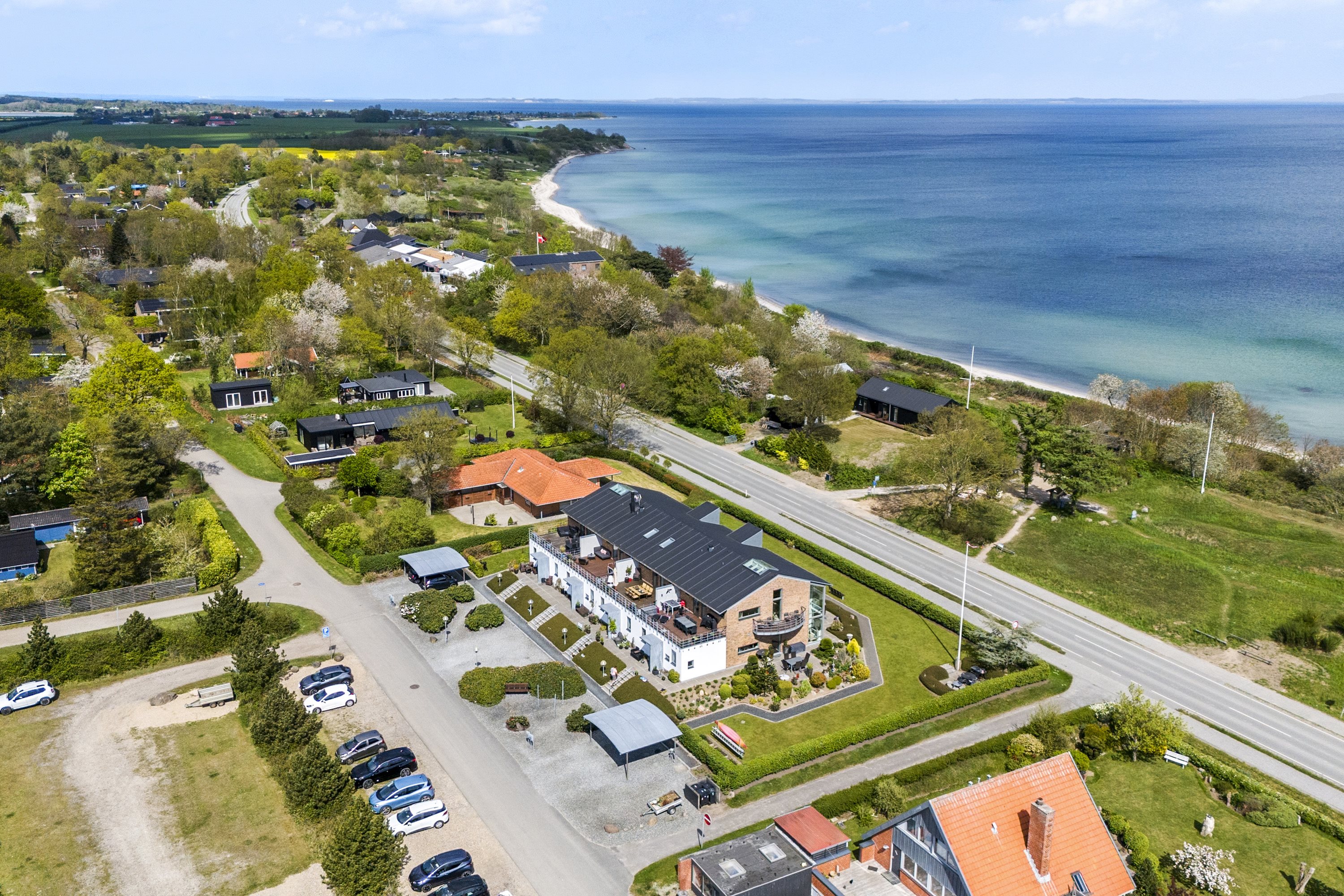 Fremhævet ejendommen billede i fuldskærmstilstand. Billede af Kystvejen 99C, Rude Strand, 8300 Odder