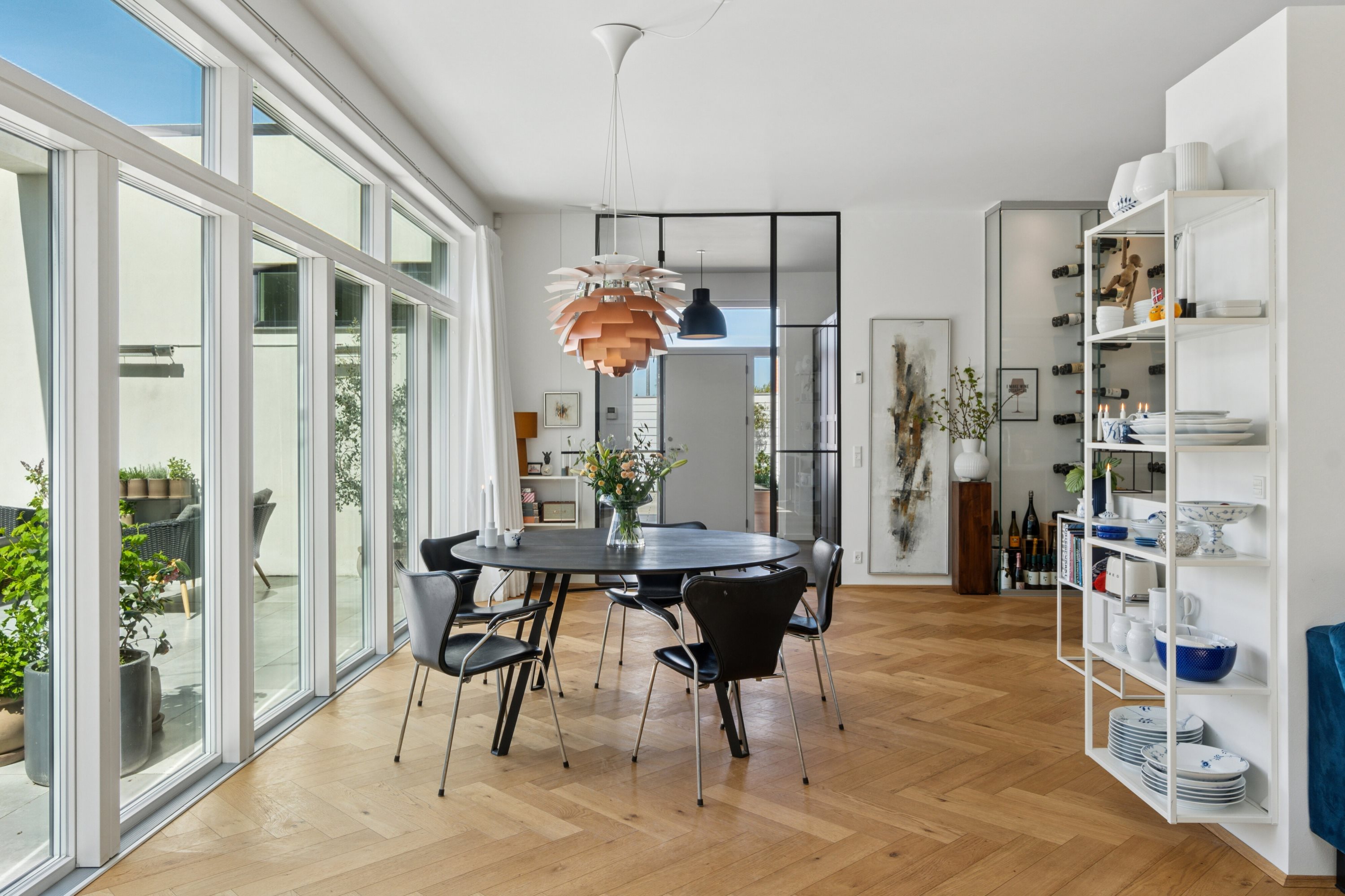 Fremhævet spisestue billede i fuldskærmstilstand. Billede af Kongelyset 3C, 4200 Slagelse