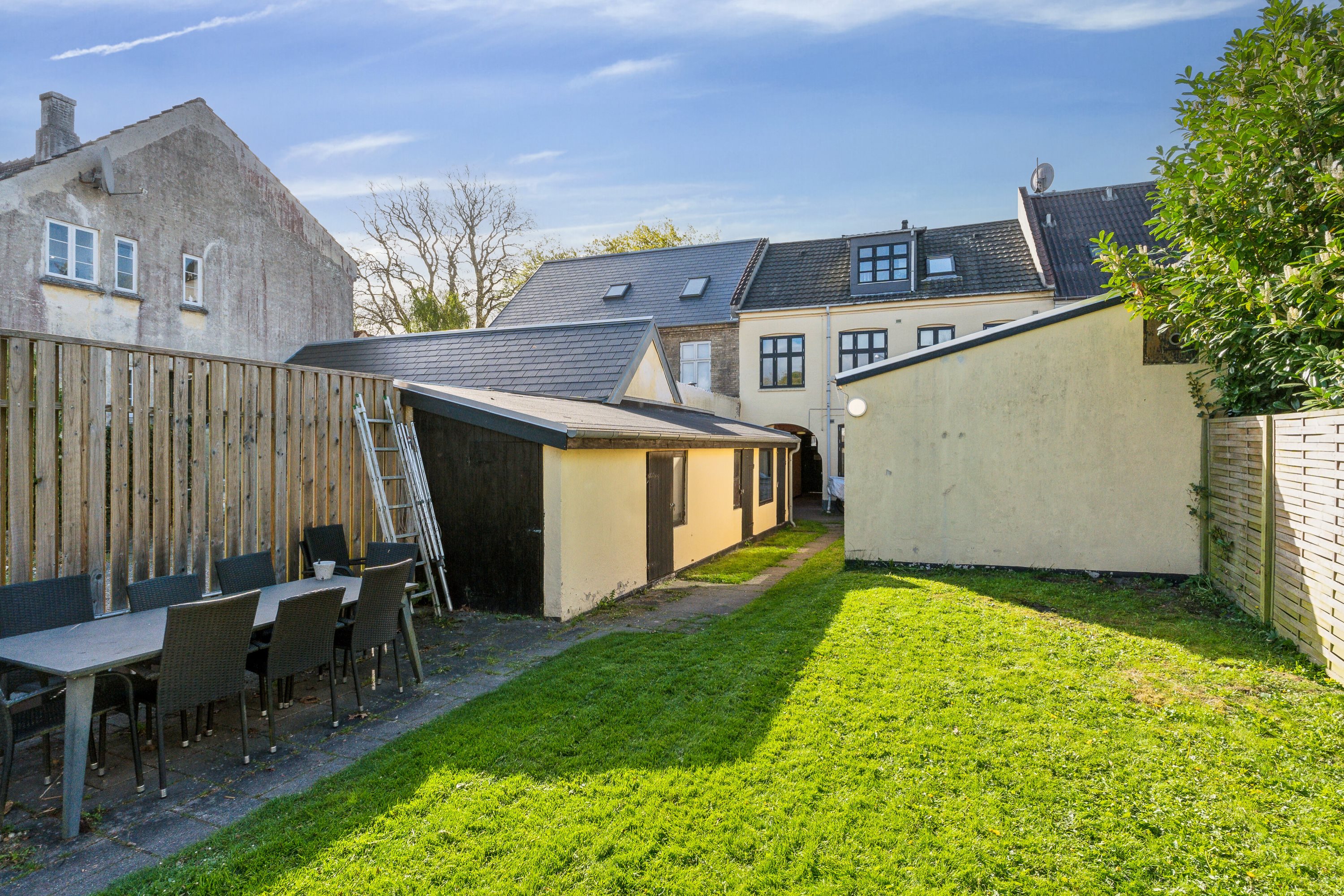 Fremhævet set fra haven billede i fuldskærmstilstand. Billede af Lundevej 20C, 5700 Svendborg