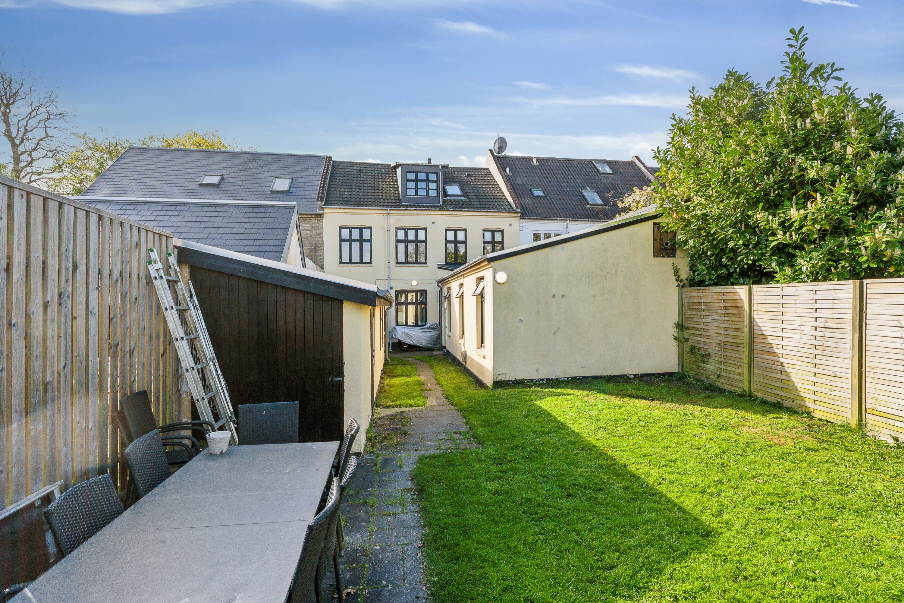 Fremhævet set fra haven billede i fuldskærmstilstand. Billede af Lundevej 20C, 5700 Svendborg