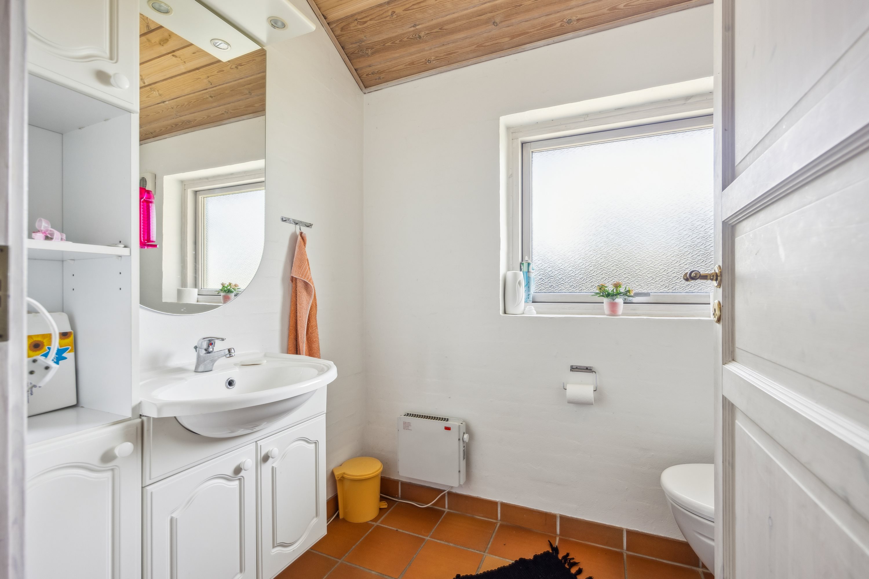 Fremhævet badeværelse billede i fuldskærmstilstand. Billede af Junovej 7, Gl Bisnap, 9370 Hals