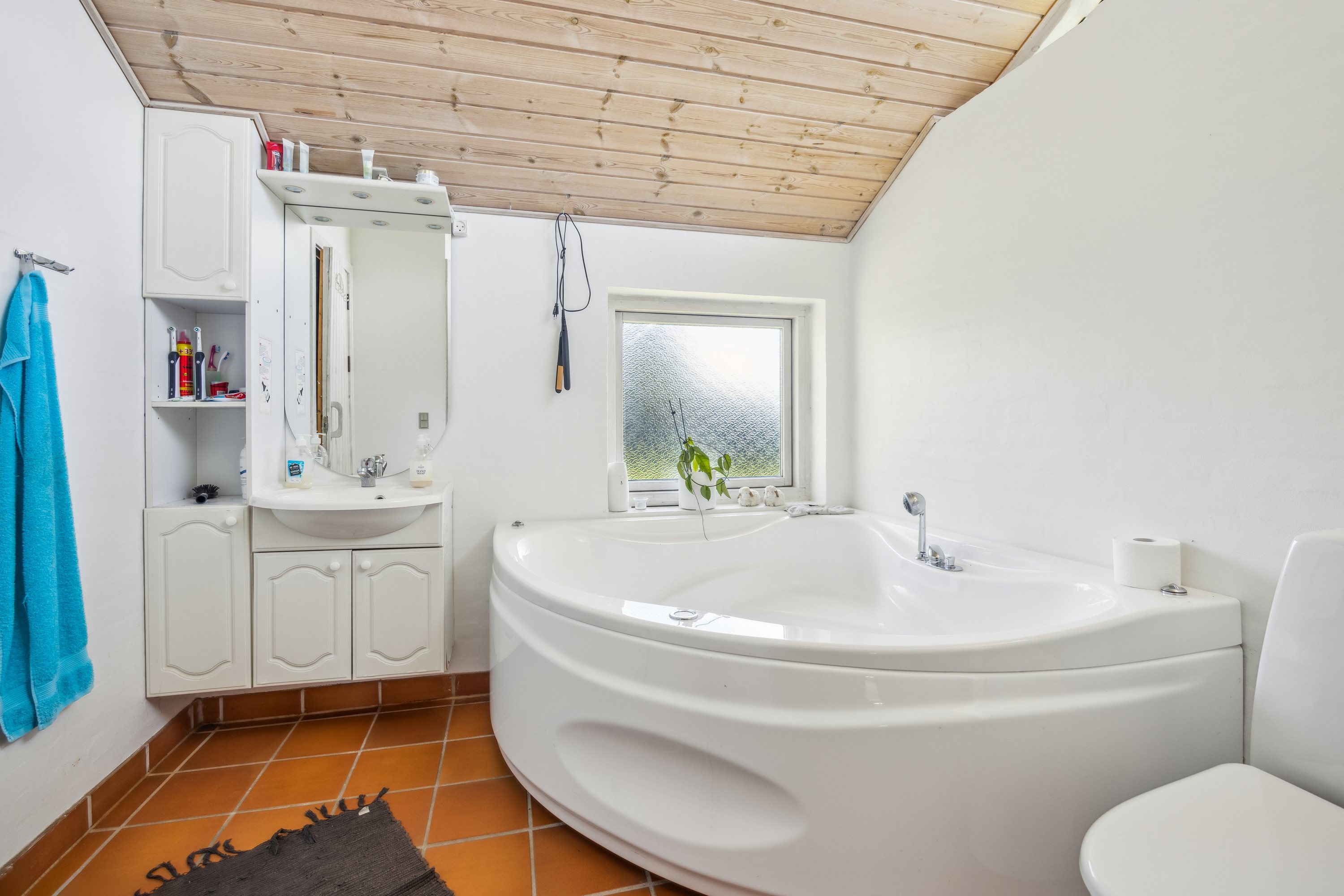 Fremhævet badeværelse billede i fuldskærmstilstand. Billede af Junovej 7, Gl Bisnap, 9370 Hals