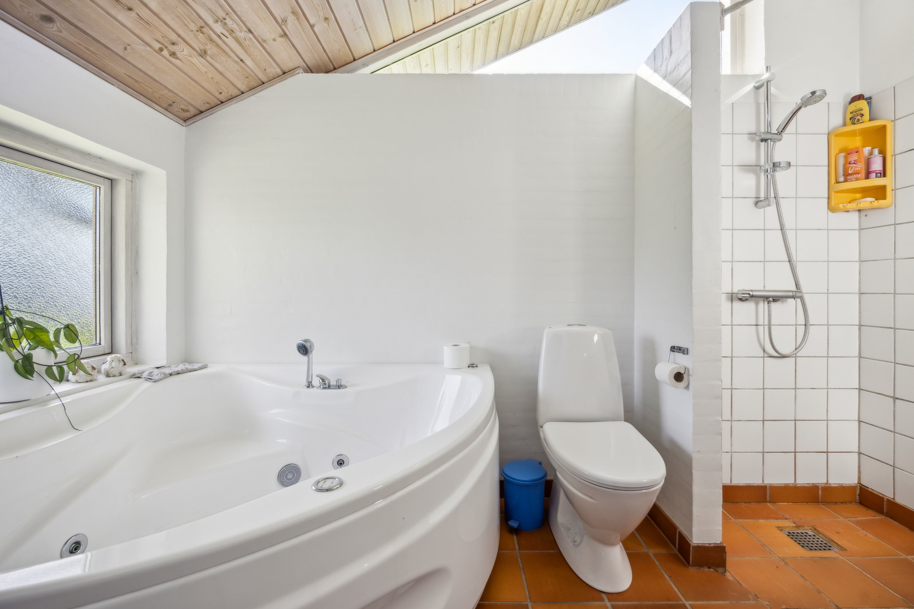 Fremhævet badeværelse billede i fuldskærmstilstand. Billede af Junovej 7, Gl Bisnap, 9370 Hals