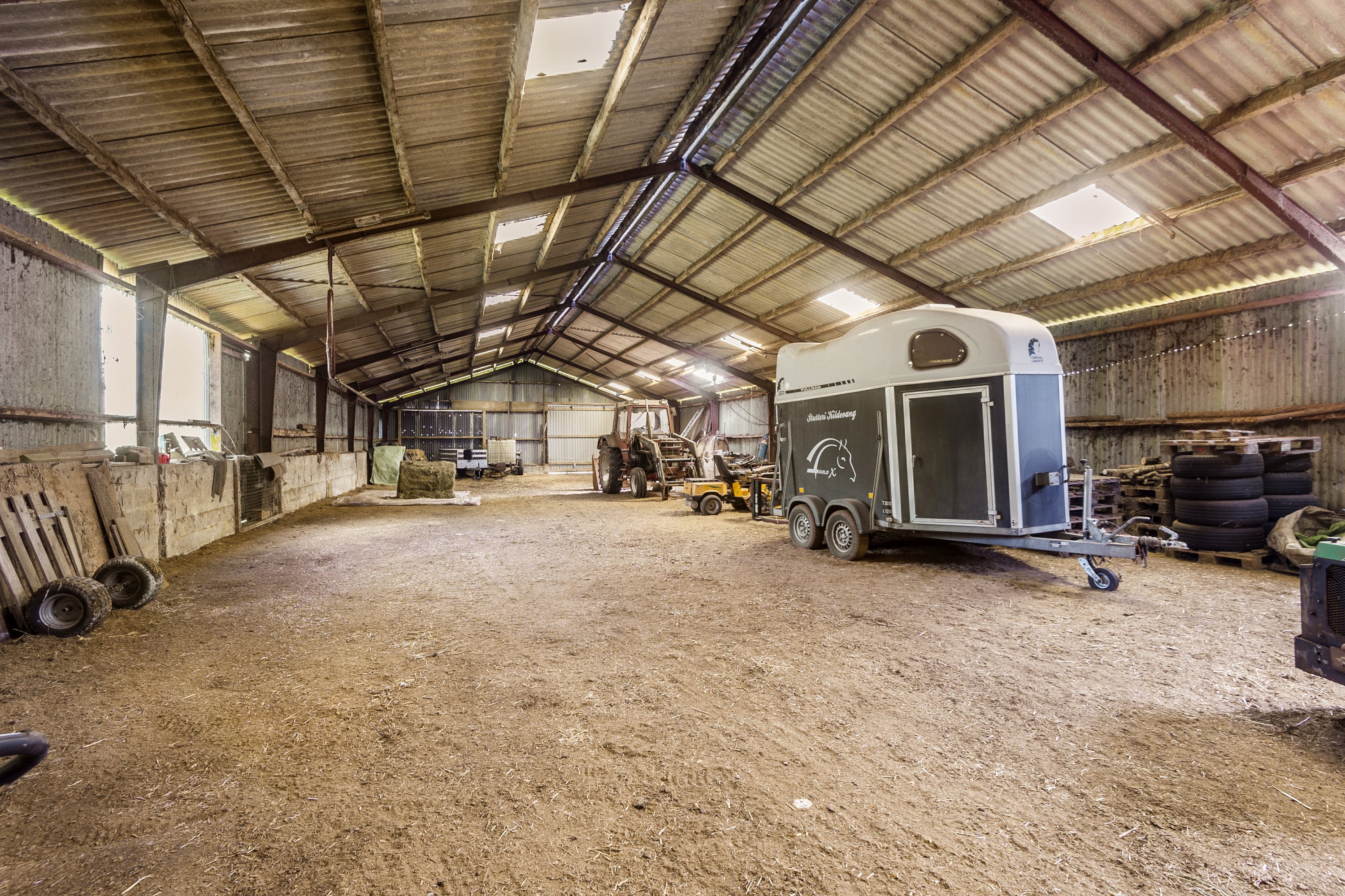 Fremhævet staldbygning billede i fuldskærmstilstand. Billede af Debelvej 120, 6855 Outrup