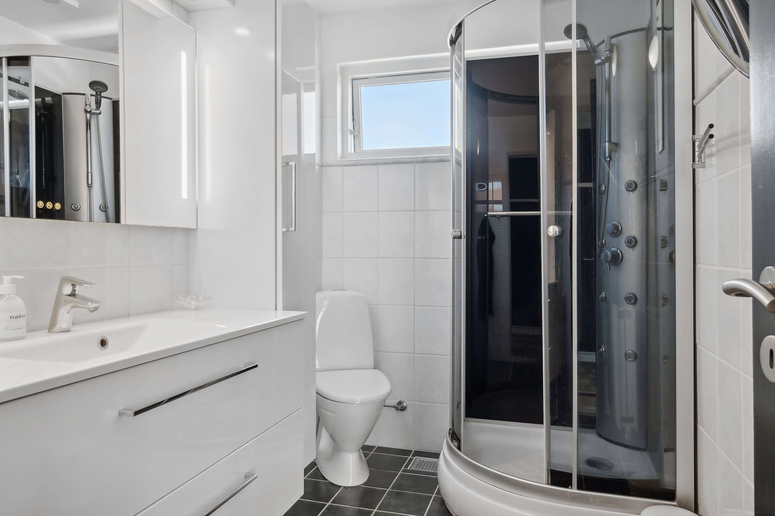 Fremhævet  billede i fuldskærmstilstand. Billede af Egå Strandvej 13, 8250 Egå