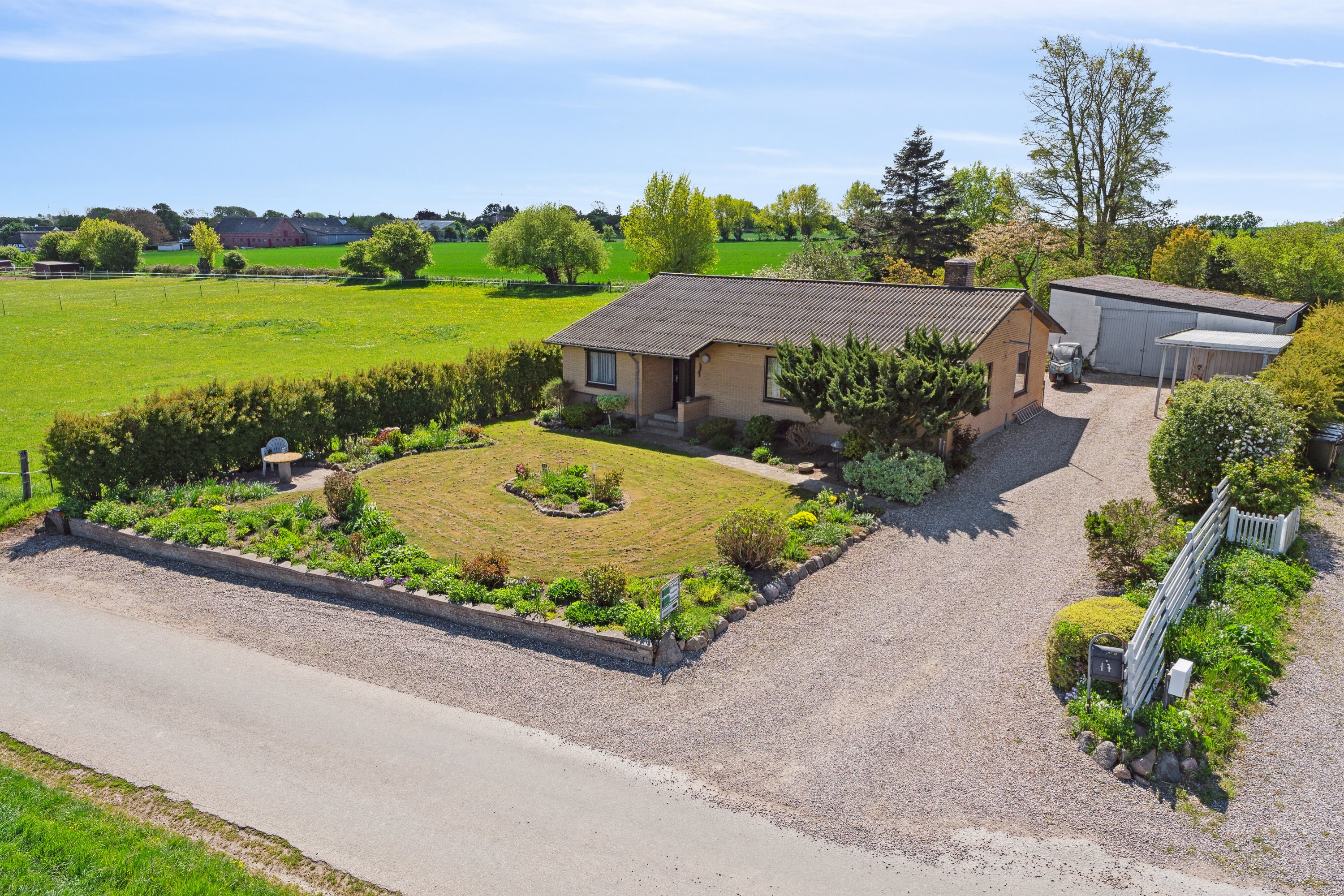 Fremhævet set fra vejen billede i fuldskærmstilstand. Billede af Halevejen 17, Ristinge, 5932 Humble