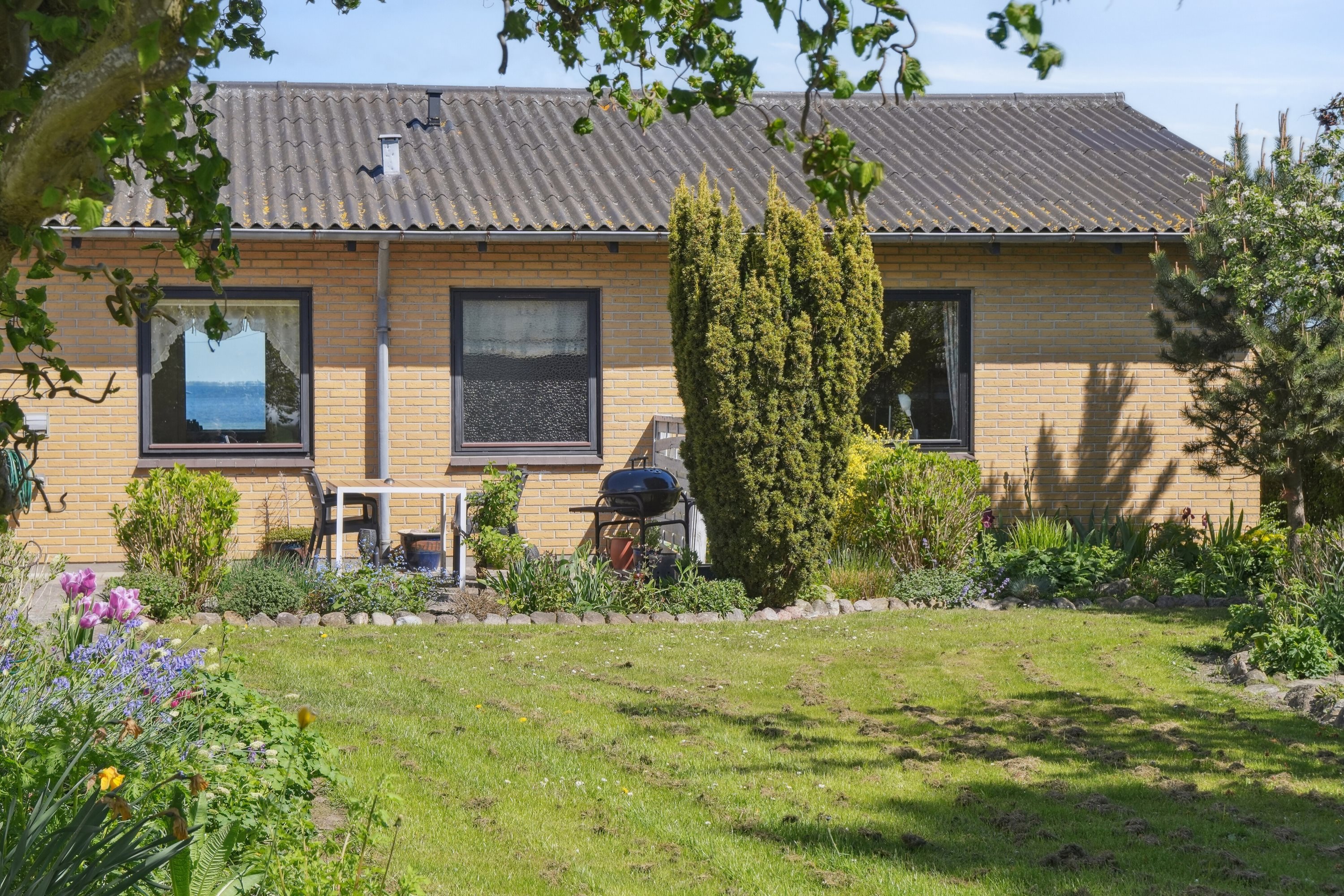 Fremhævet set fra haven billede i fuldskærmstilstand. Billede af Halevejen 17, Ristinge, 5932 Humble