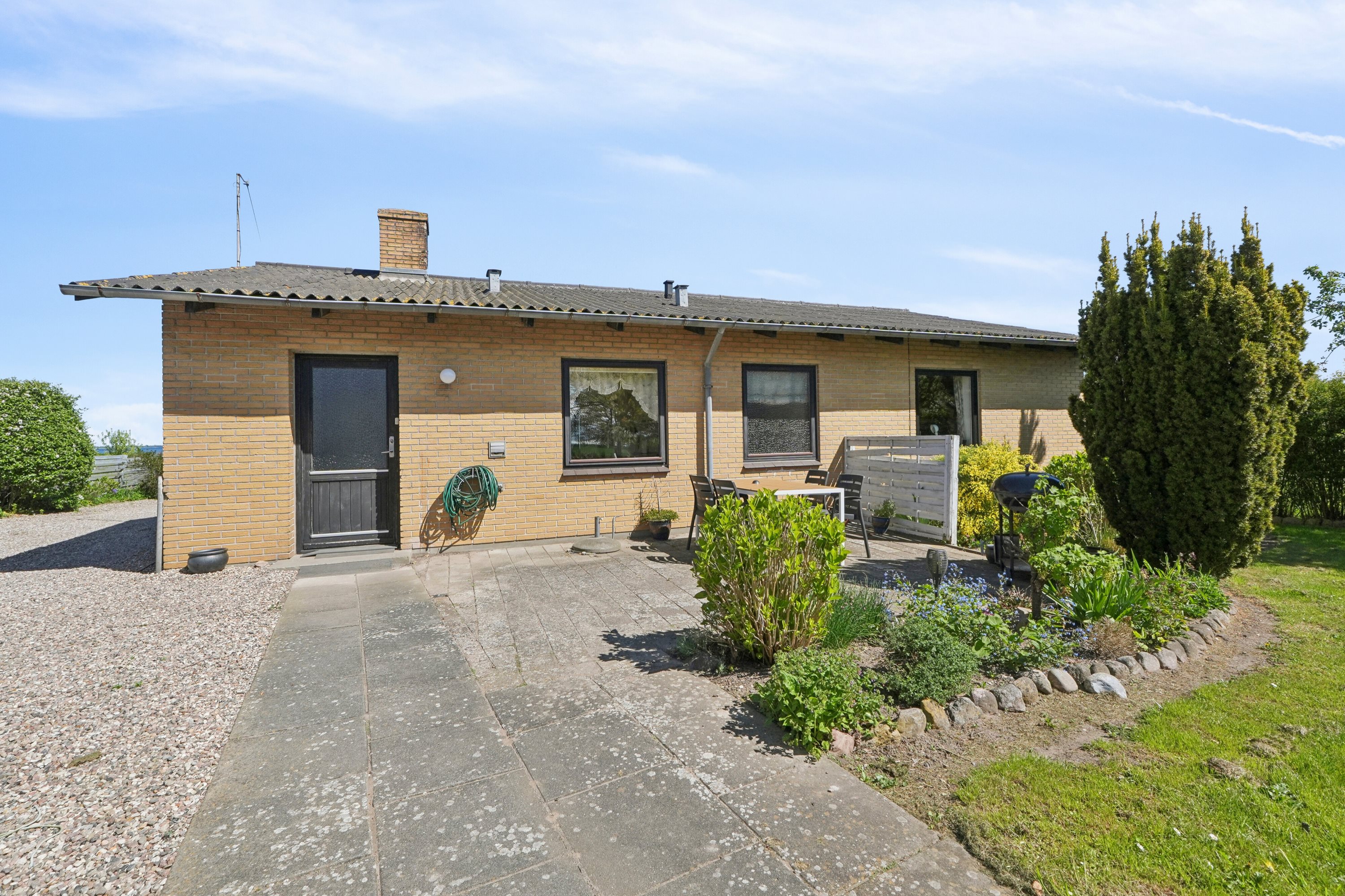 Fremhævet set fra vejen billede i fuldskærmstilstand. Billede af Halevejen 17, Ristinge, 5932 Humble