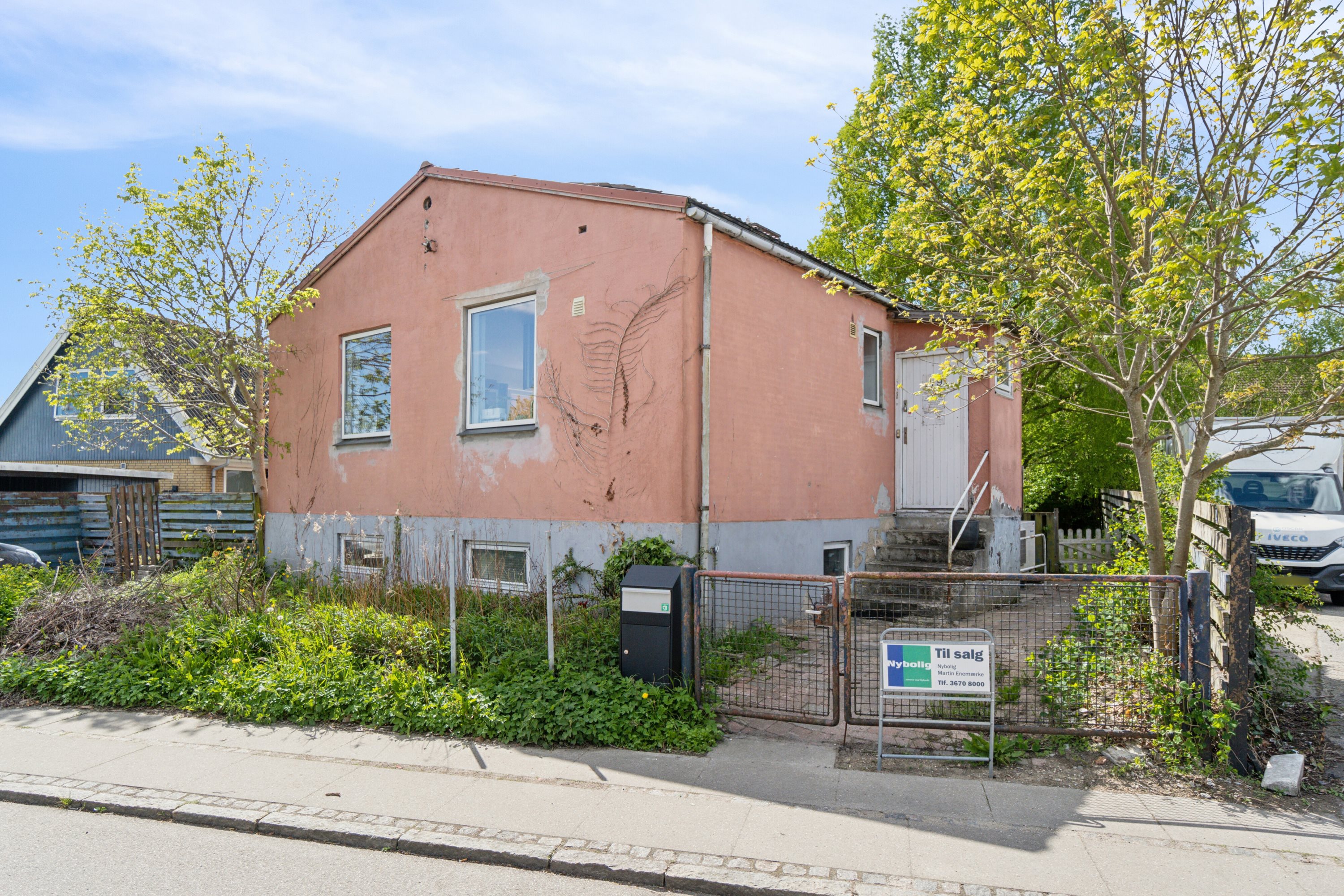 Fremhævet set fra vejen billede i fuldskærmstilstand. Billede af Rødovrevej 379, 2610 Rødovre