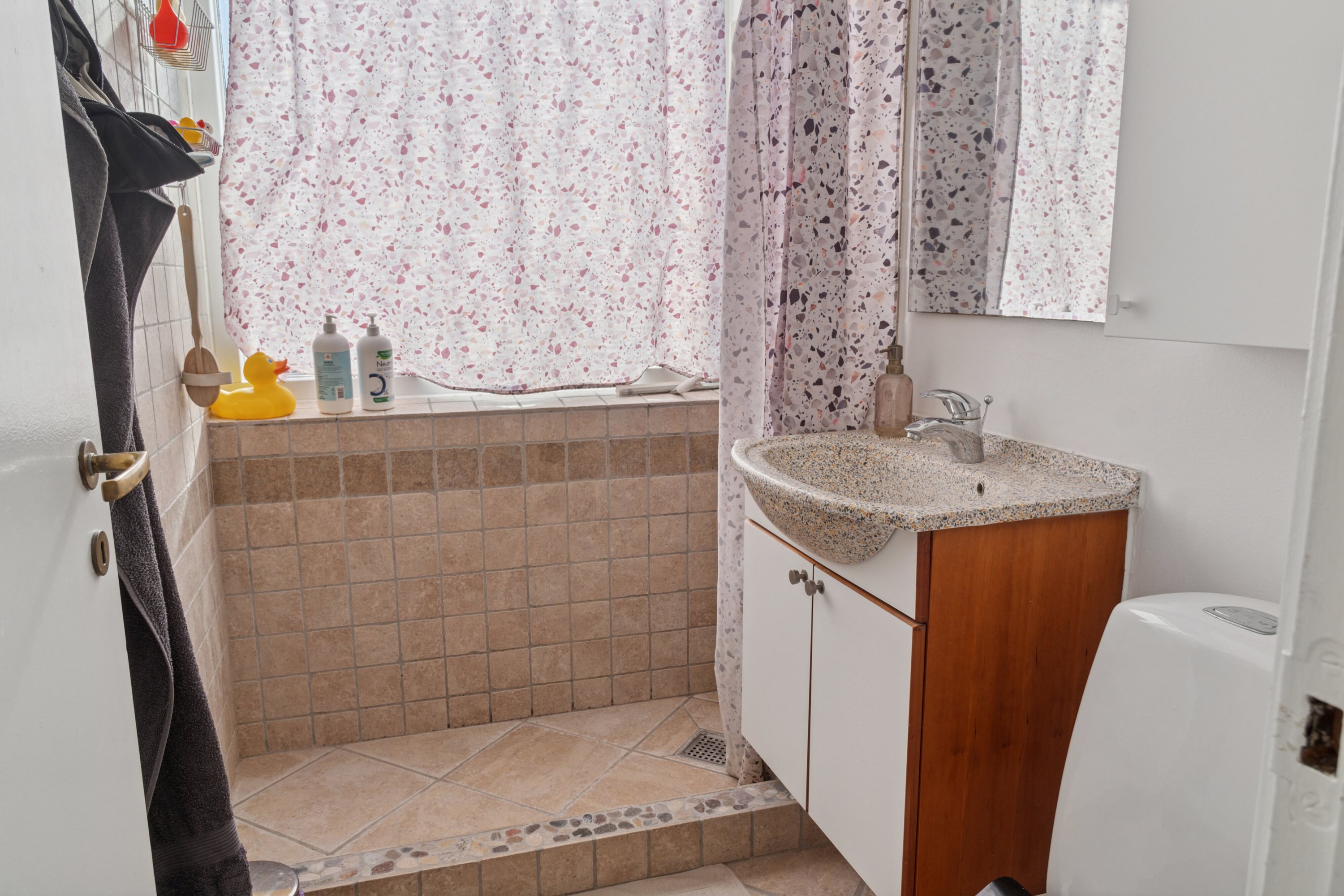 Fremhævet badeværelse billede i fuldskærmstilstand. Billede af Rundhøj Allé 82, 1. th., 8270 Højbjerg