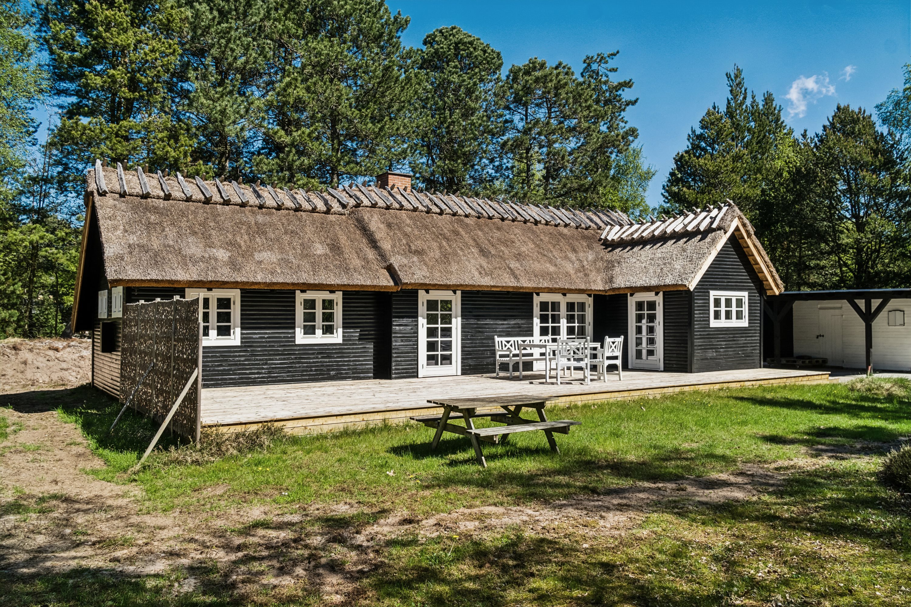 Miniaturebillede 2: set fra haven. Billede af Tengslemark Strandvej 18B, Tengslemark Lyng, 4573 Højby
