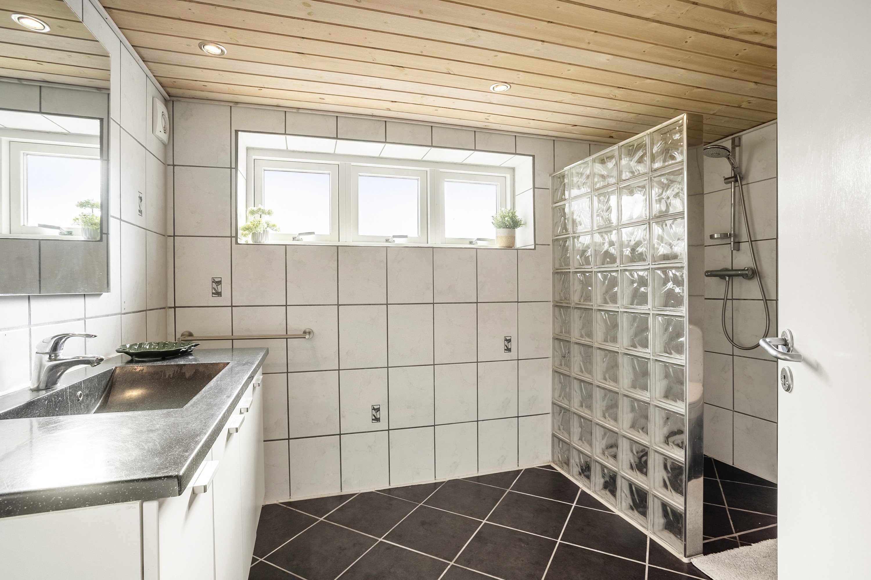 Fremhævet badeværelse billede i fuldskærmstilstand. Billede af Søndervangvej 2, Askov, 6600 Vejen