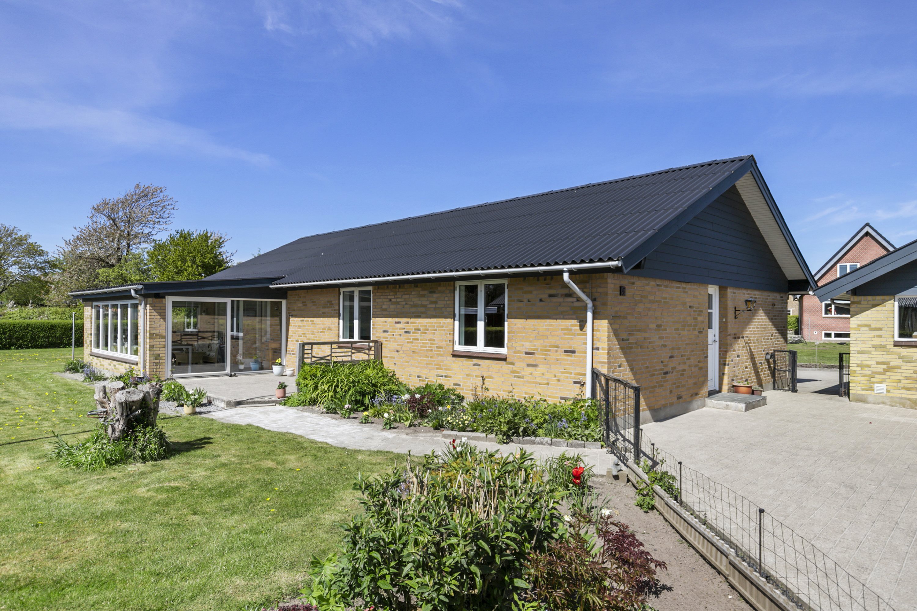 Fremhævet facade billede i fuldskærmstilstand. Billede af Holbergsvej 5, 9760 Vrå