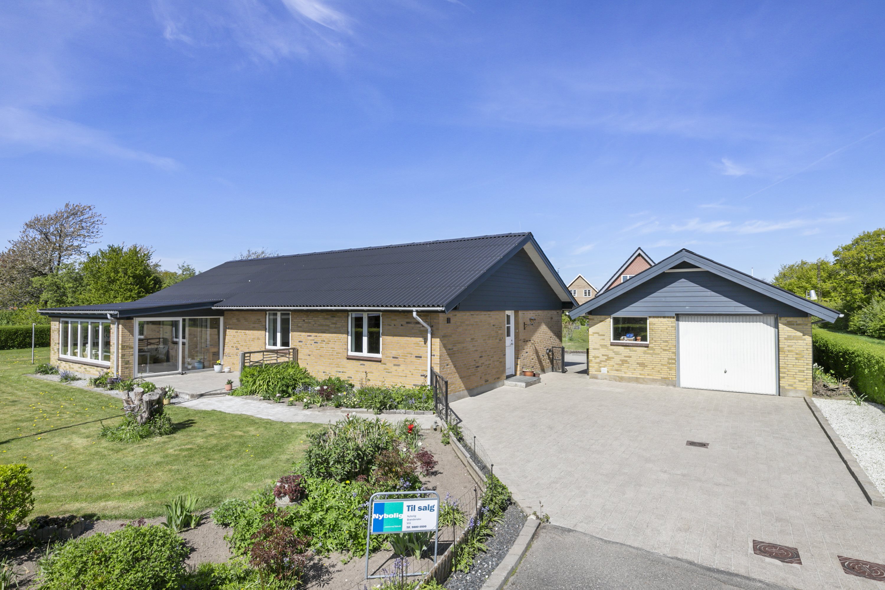 Fremhævet facade billede i fuldskærmstilstand. Billede af Holbergsvej 5, 9760 Vrå