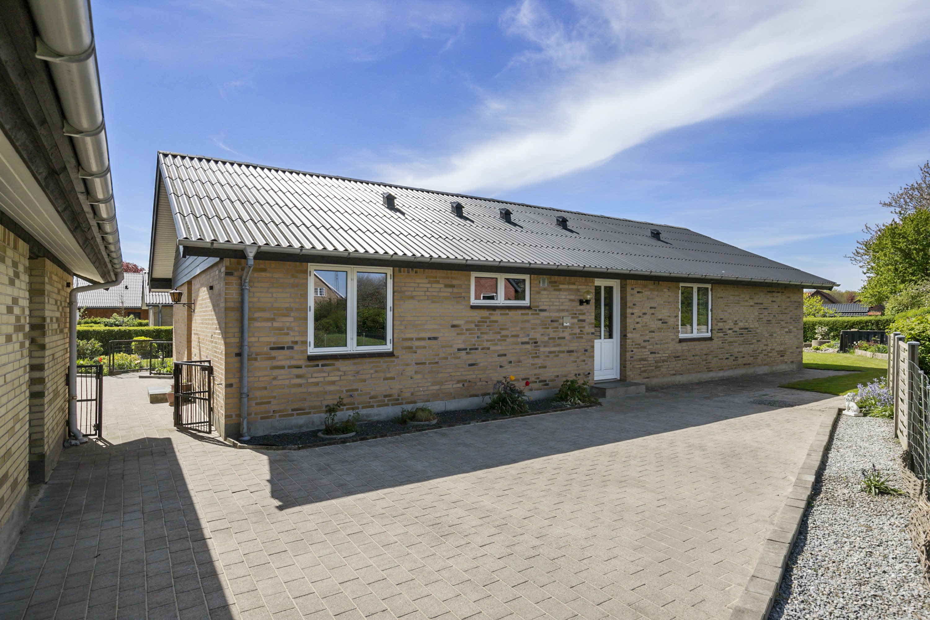 Fremhævet facade billede i fuldskærmstilstand. Billede af Holbergsvej 5, 9760 Vrå