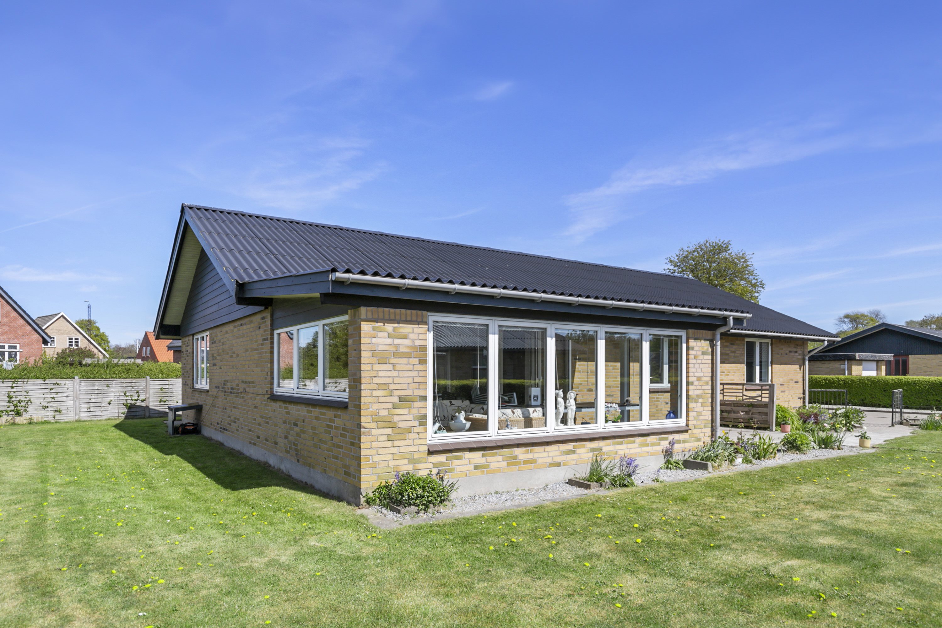 Fremhævet facade billede i fuldskærmstilstand. Billede af Holbergsvej 5, 9760 Vrå