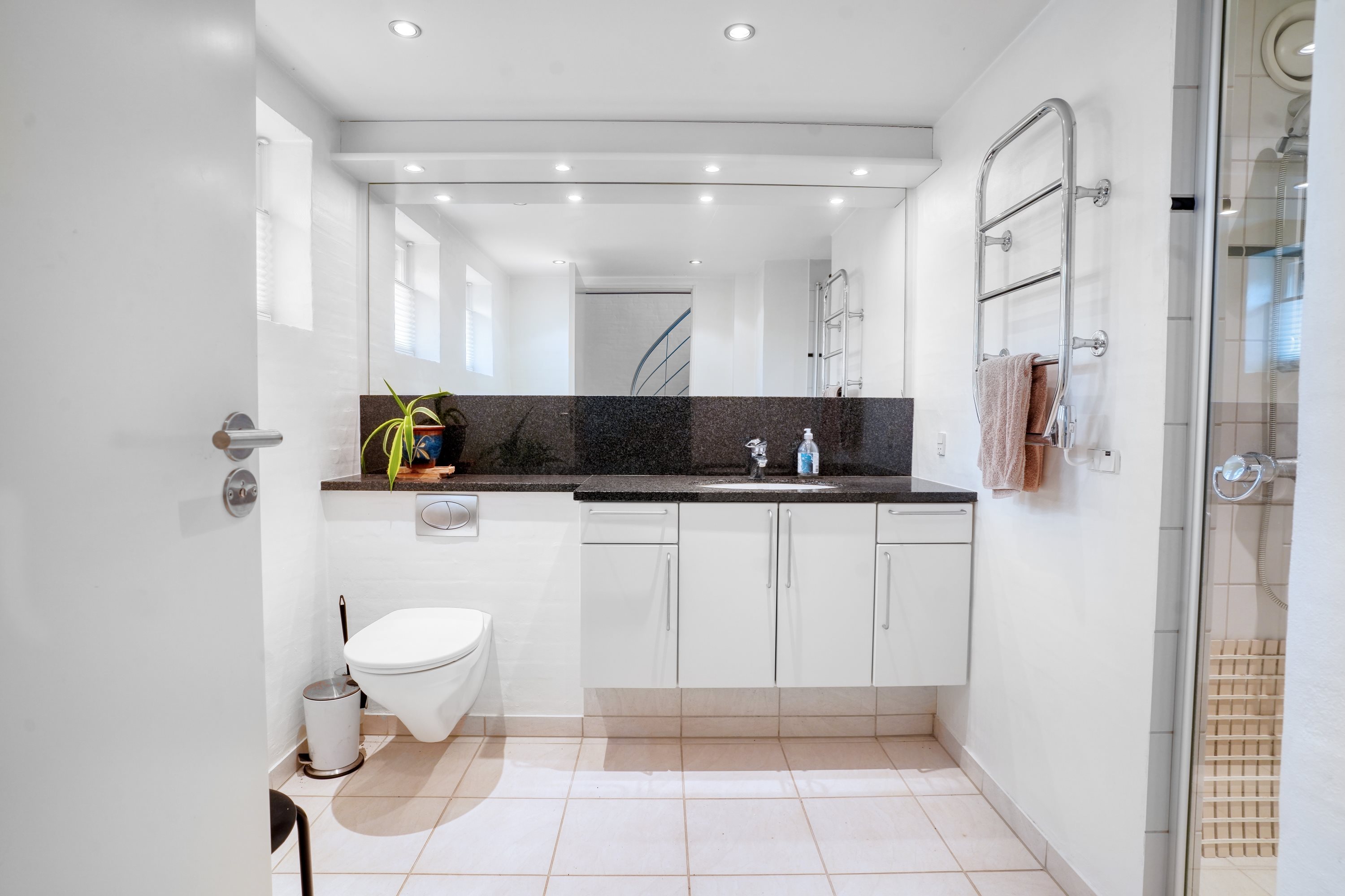 Fremhævet badeværelse billede i fuldskærmstilstand. Billede af Munkerup Have 10, 3120 Dronningmølle