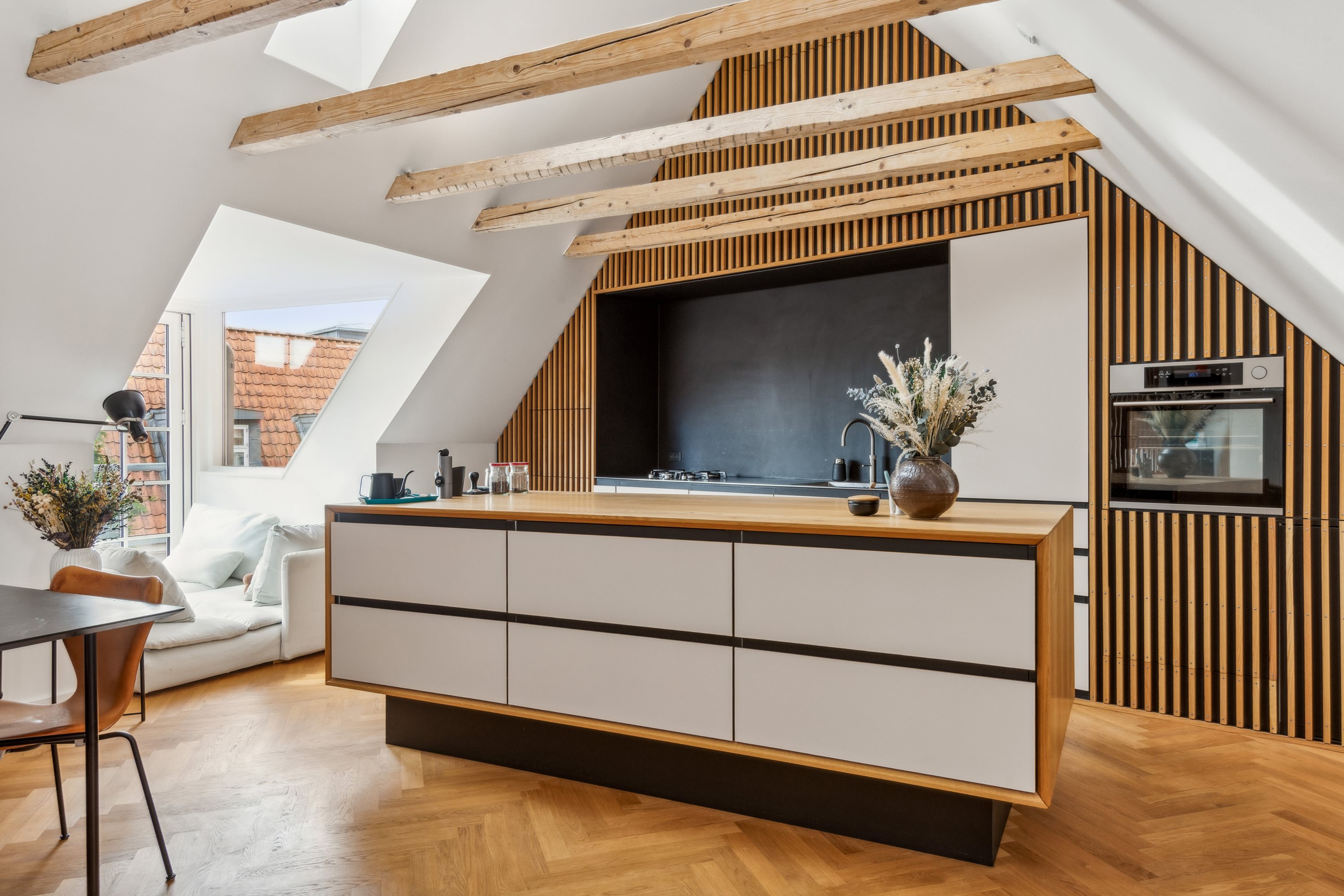 Miniaturebillede 1: køkken-alrum. Billede af Hjelmerstald 37, 1., 9000 Aalborg