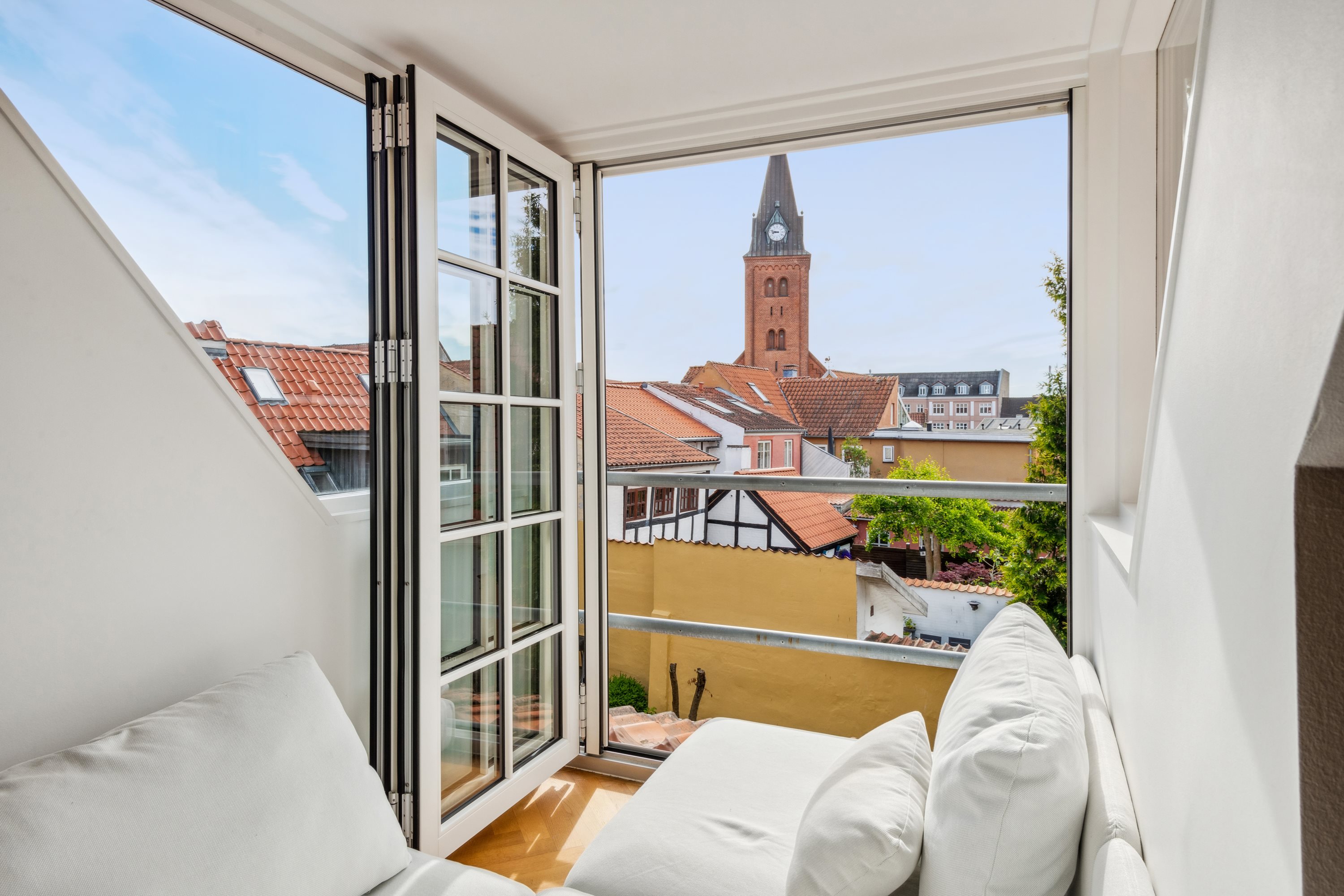 Fremhævet køkken-alrum billede i fuldskærmstilstand. Billede af Hjelmerstald 37, 1., 9000 Aalborg