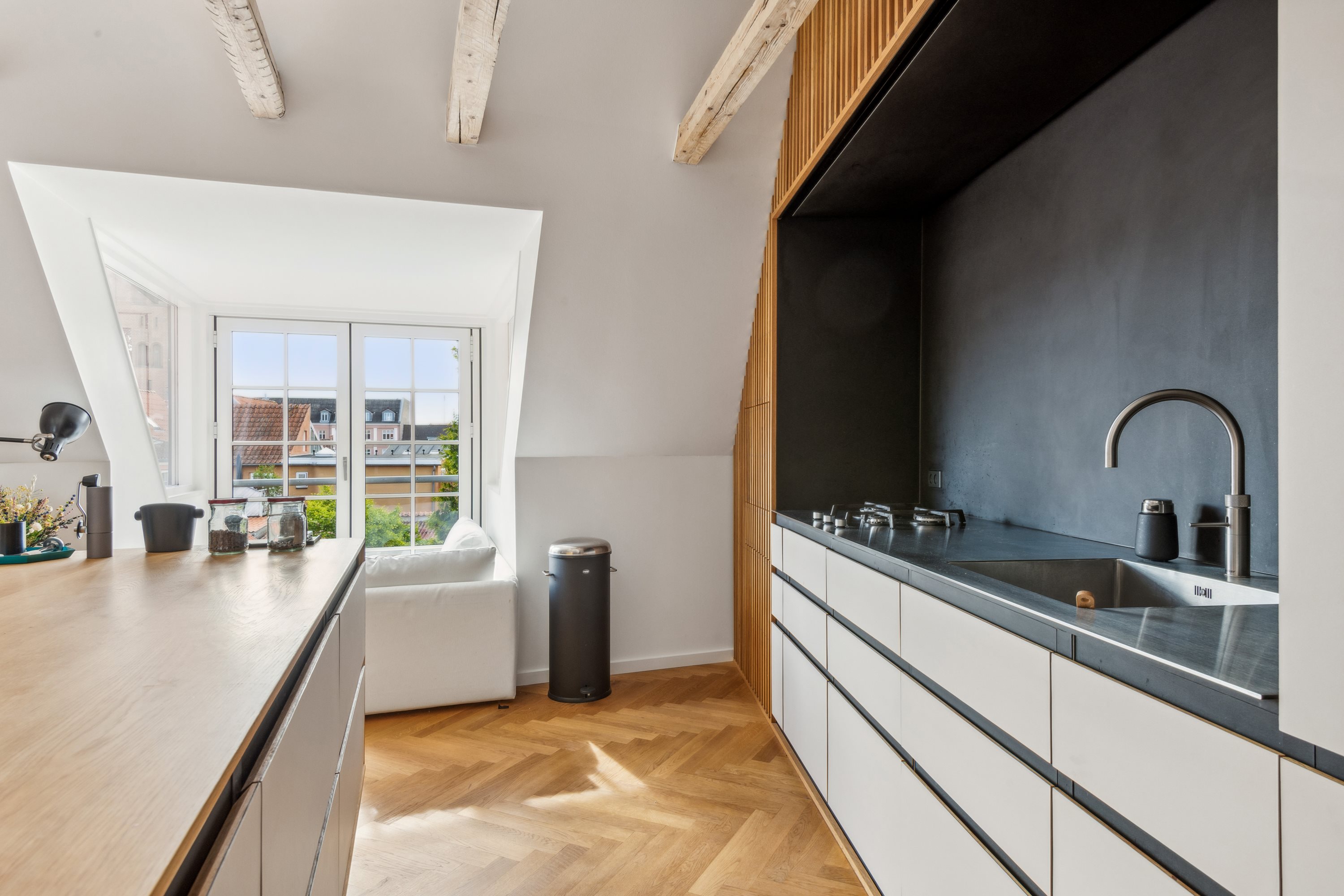 Fremhævet køkken billede i fuldskærmstilstand. Billede af Hjelmerstald 37, 1., 9000 Aalborg