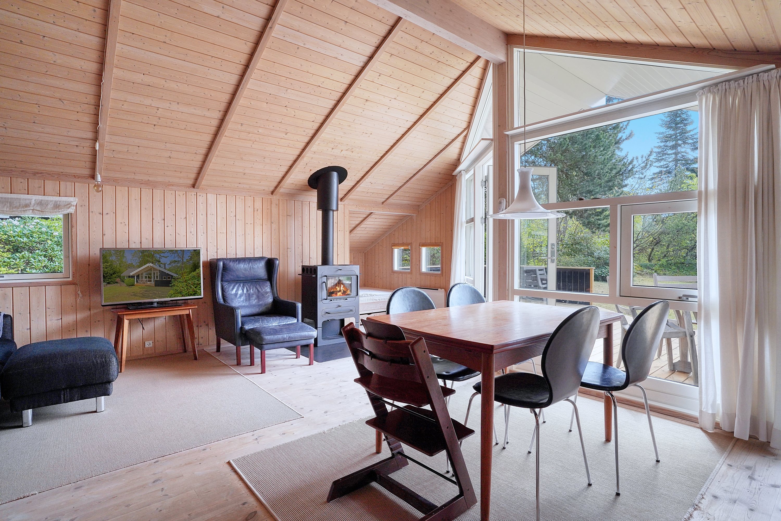 Fremhævet stue billede i fuldskærmstilstand. Billede af Multebærvej 9, 3100 Hornbæk