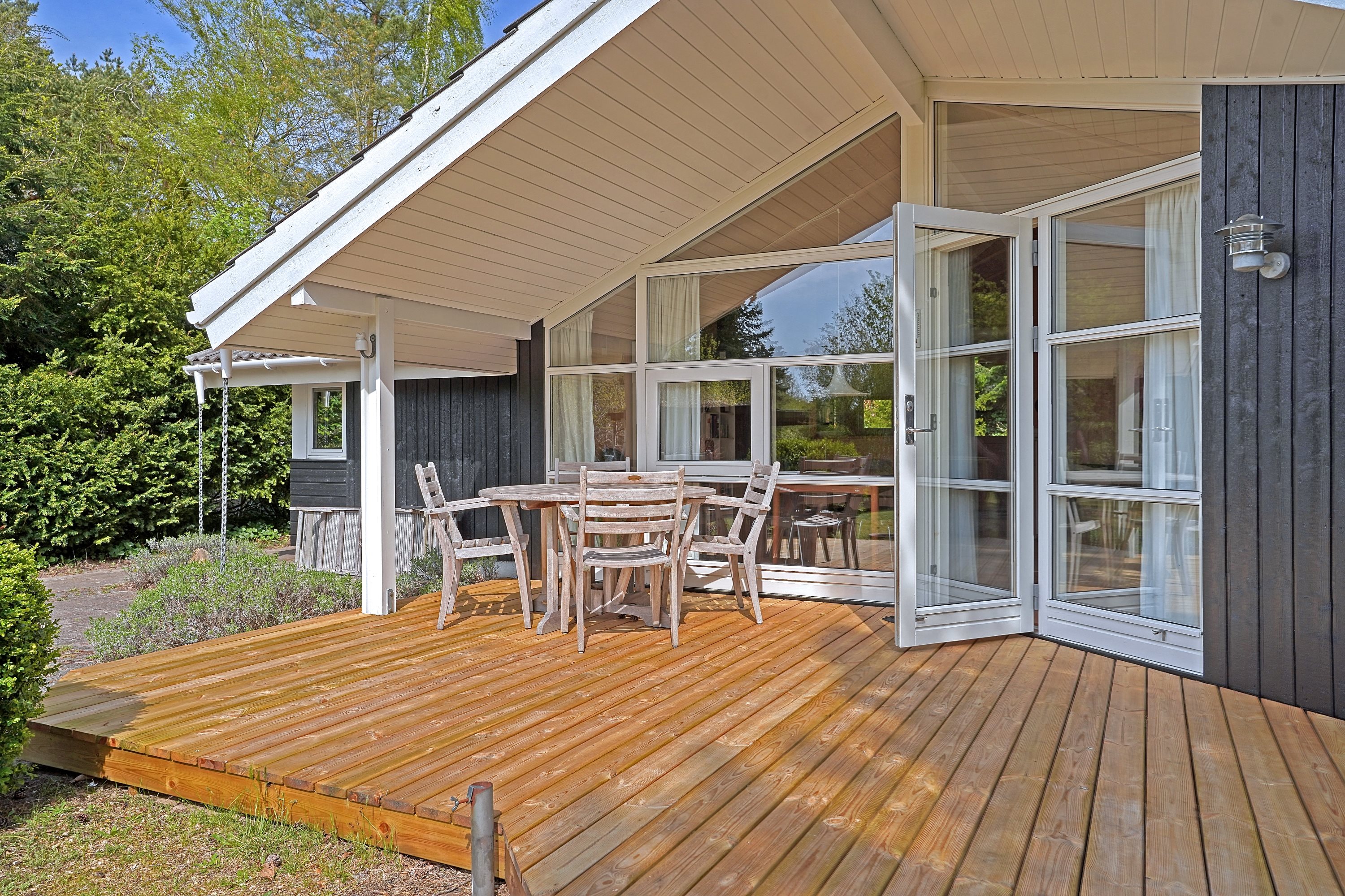 Fremhævet terrasse billede i fuldskærmstilstand. Billede af Multebærvej 9, 3100 Hornbæk