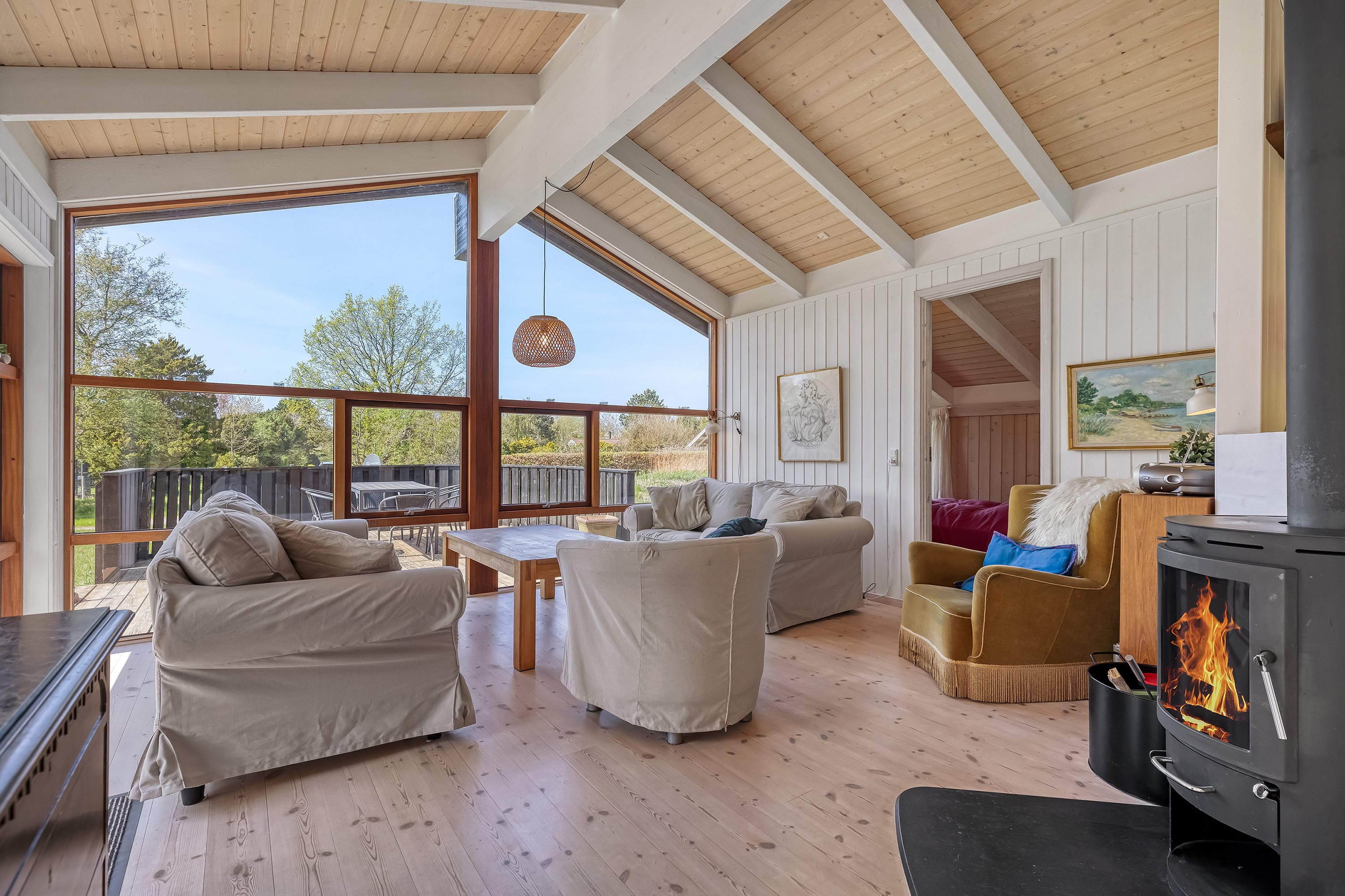 Fremhævet stue billede i fuldskærmstilstand. Billede af Knold-Åsen 26, Rågeleje, 3210 Vejby