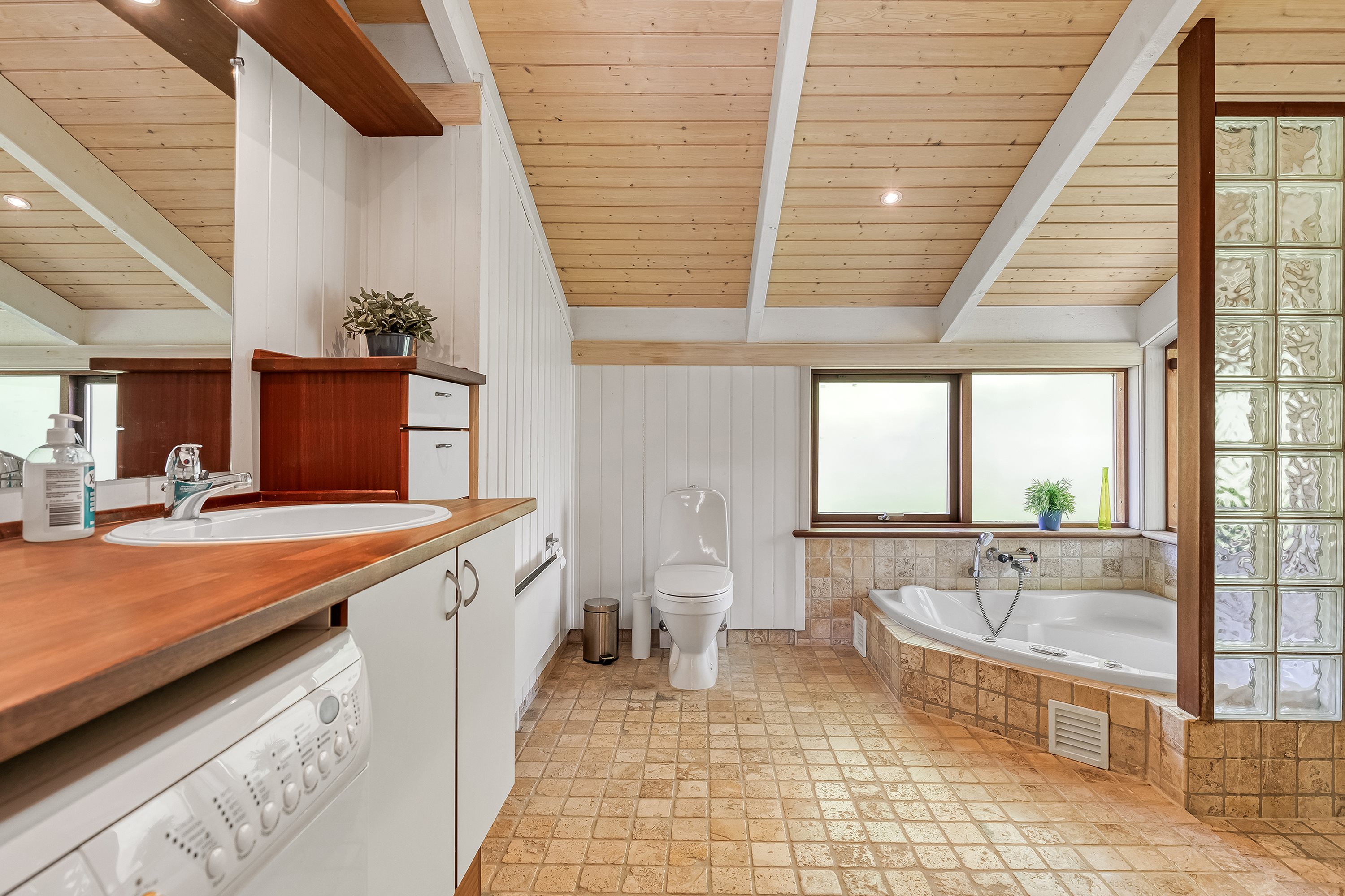 Fremhævet badeværelse billede i fuldskærmstilstand. Billede af Knold-Åsen 26, Rågeleje, 3210 Vejby