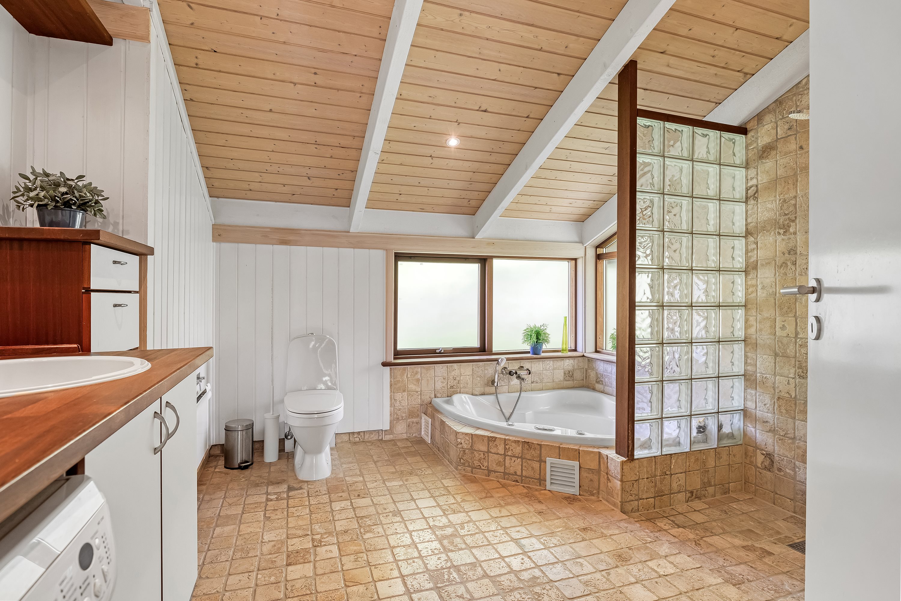 Fremhævet badeværelse billede i fuldskærmstilstand. Billede af Knold-Åsen 26, Rågeleje, 3210 Vejby