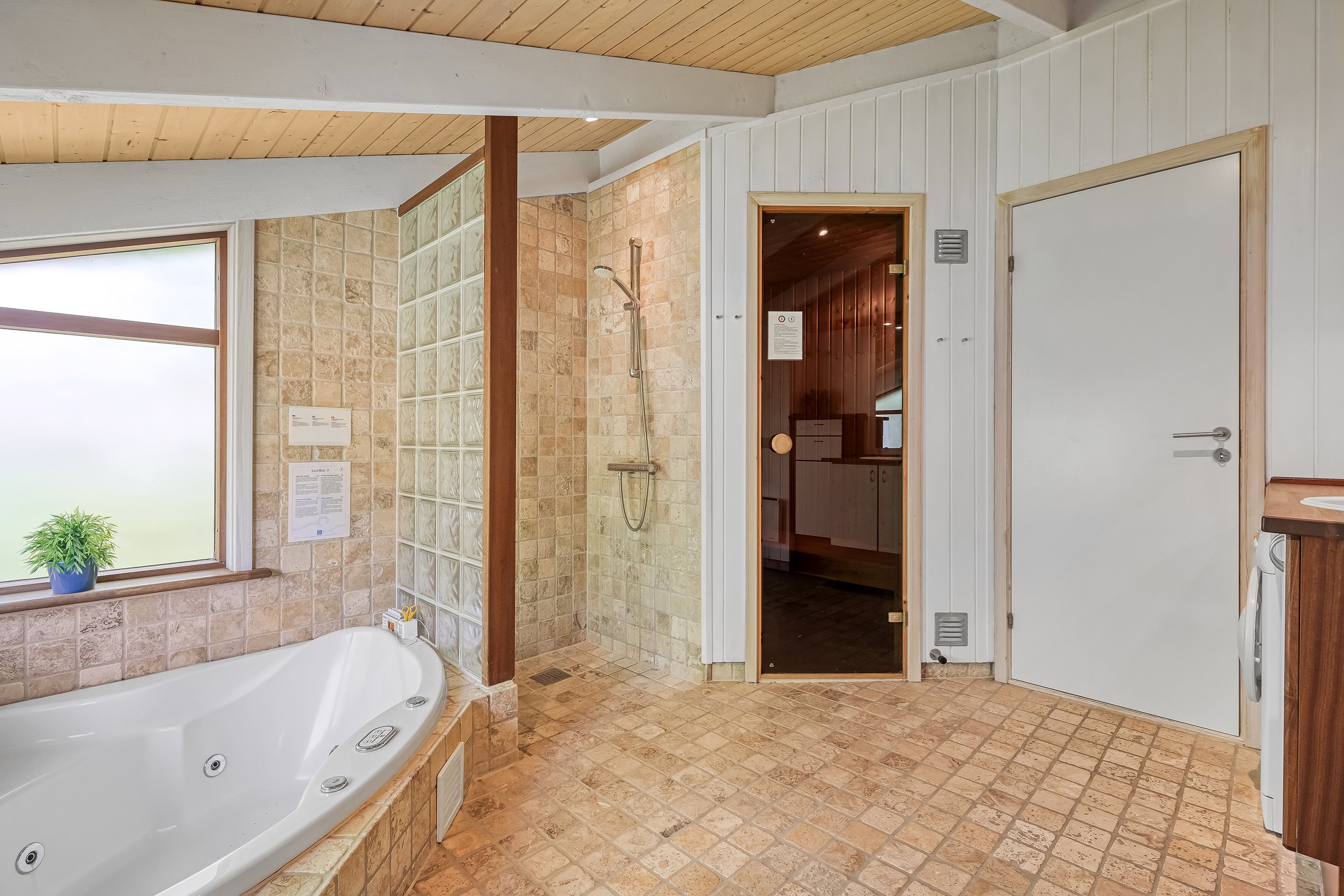 Fremhævet badeværelse billede i fuldskærmstilstand. Billede af Knold-Åsen 26, Rågeleje, 3210 Vejby