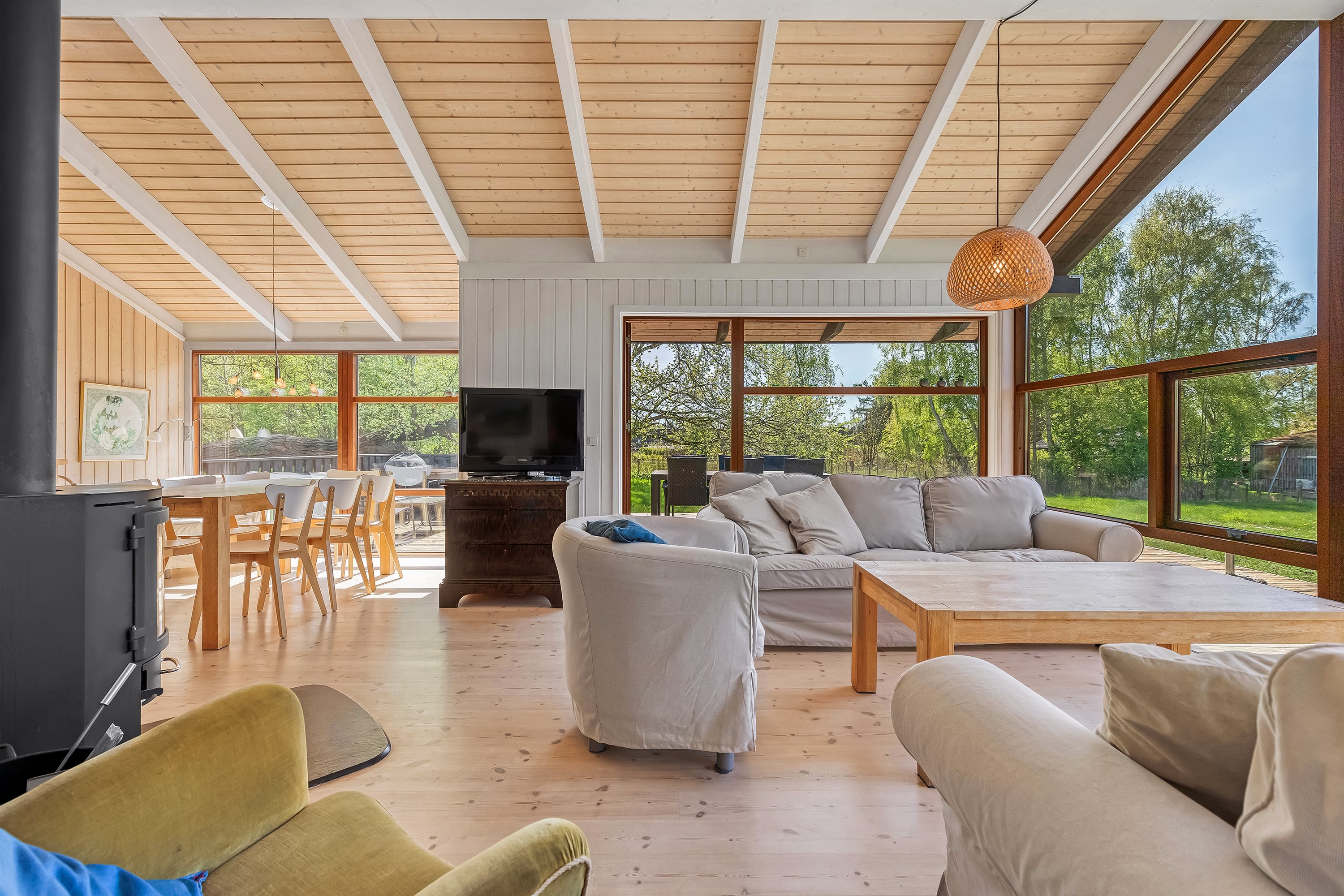 Fremhævet stue billede i fuldskærmstilstand. Billede af Knold-Åsen 26, Rågeleje, 3210 Vejby