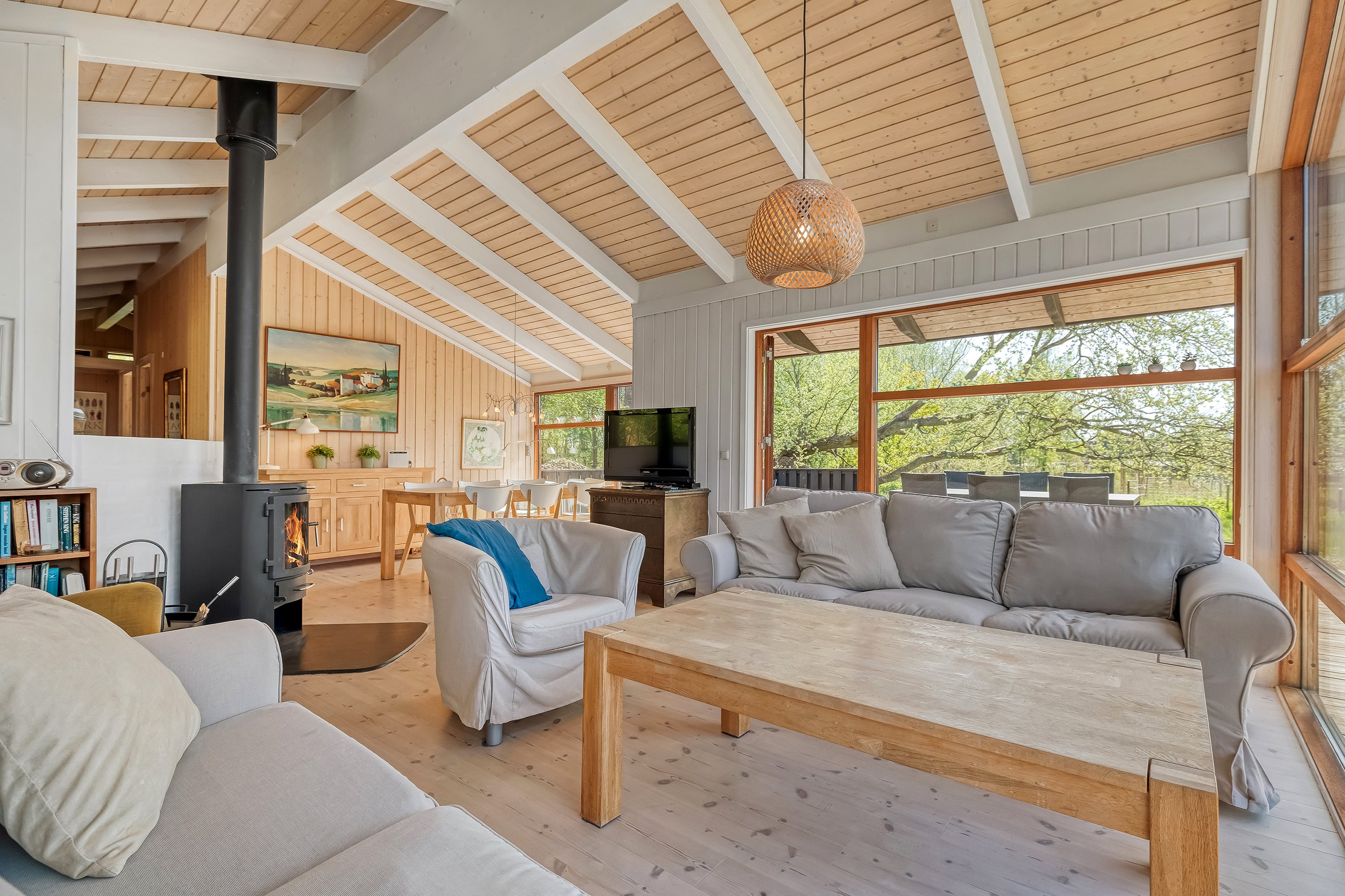 Fremhævet stue billede i fuldskærmstilstand. Billede af Knold-Åsen 26, Rågeleje, 3210 Vejby