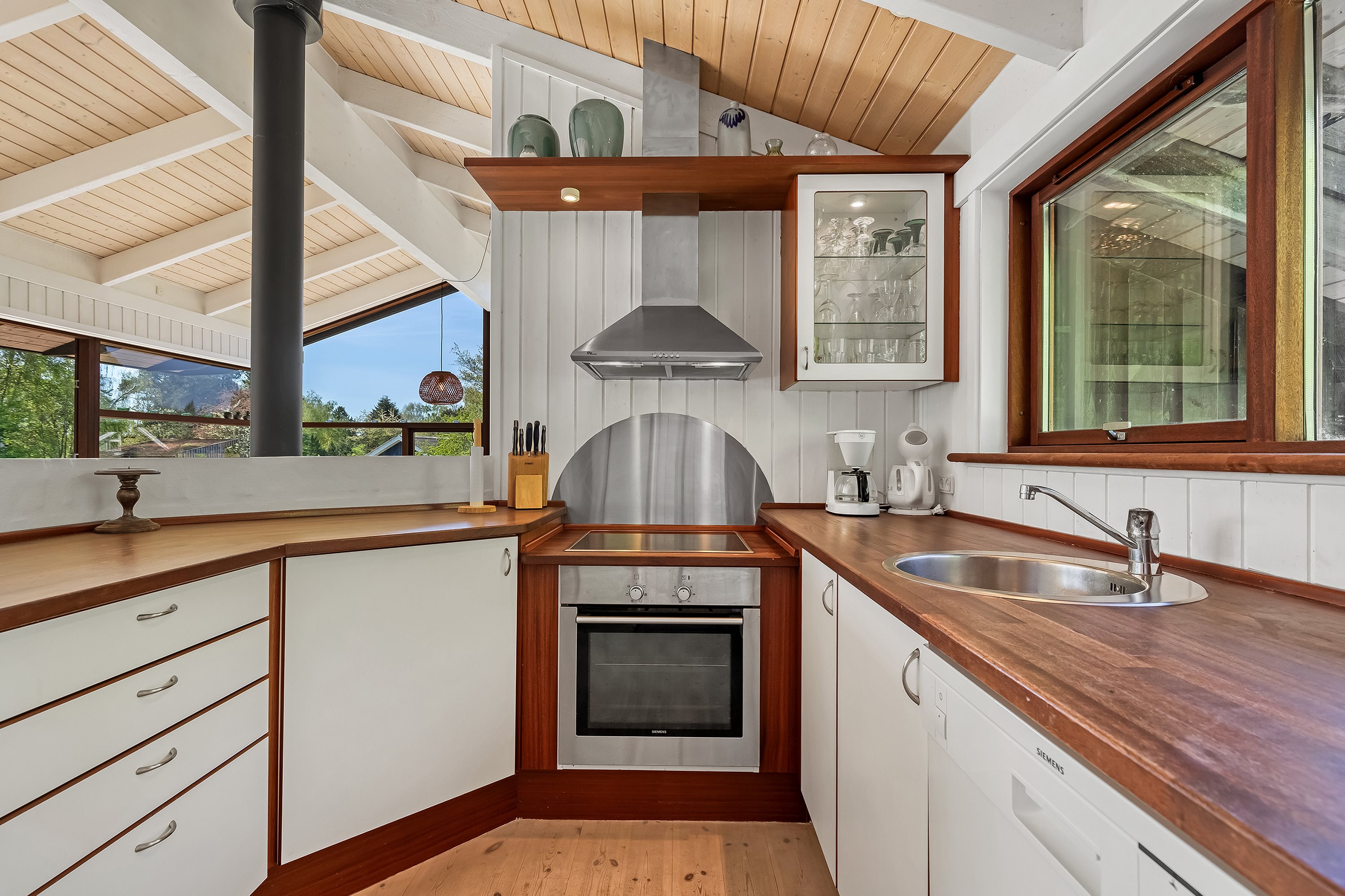 Fremhævet køkken billede i fuldskærmstilstand. Billede af Knold-Åsen 26, Rågeleje, 3210 Vejby