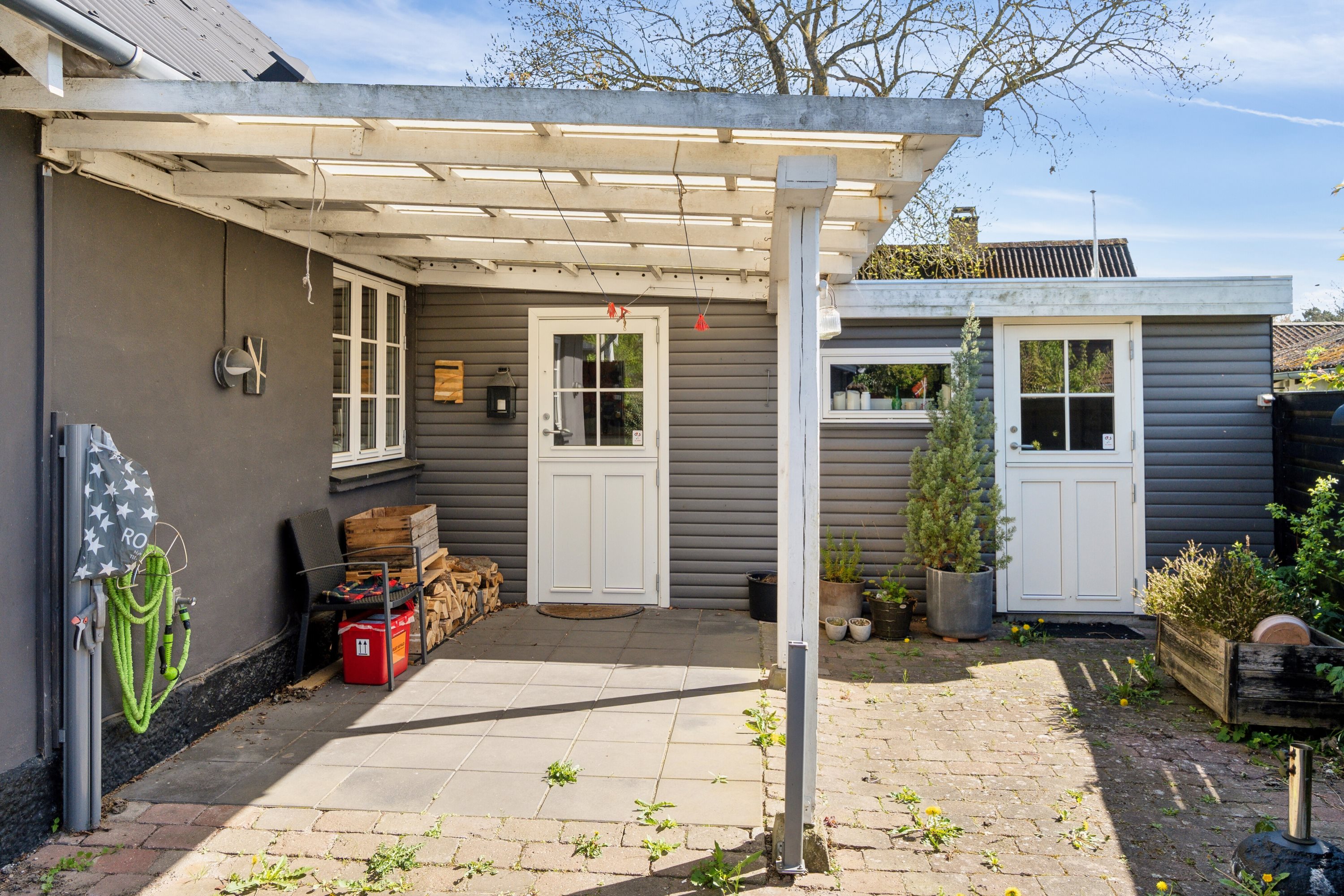 Miniaturebillede 2: udendørs. Billede af Bag Kirken 1D, 4573 Højby