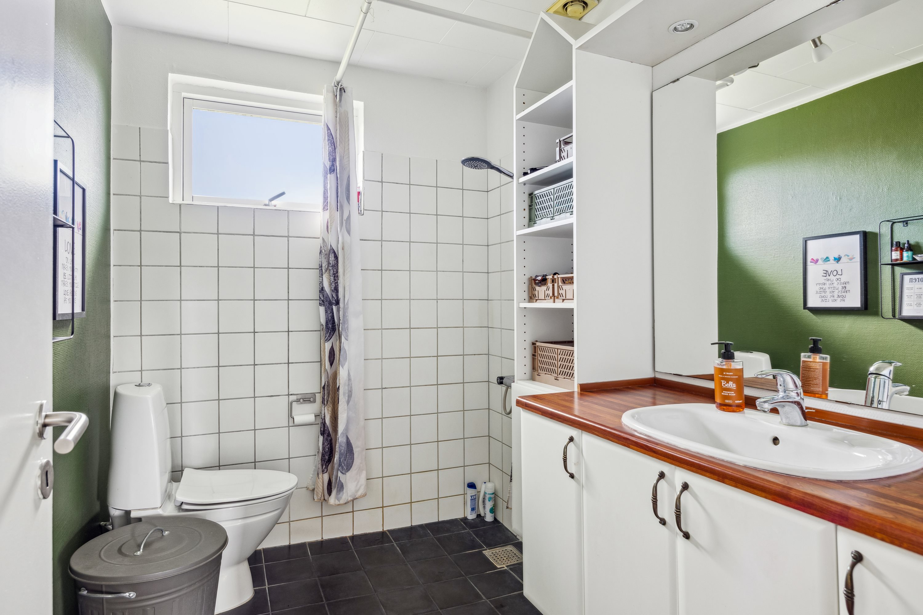 Fremhævet badeværelse billede i fuldskærmstilstand. Billede af Linde Alle 27, 8963 Auning