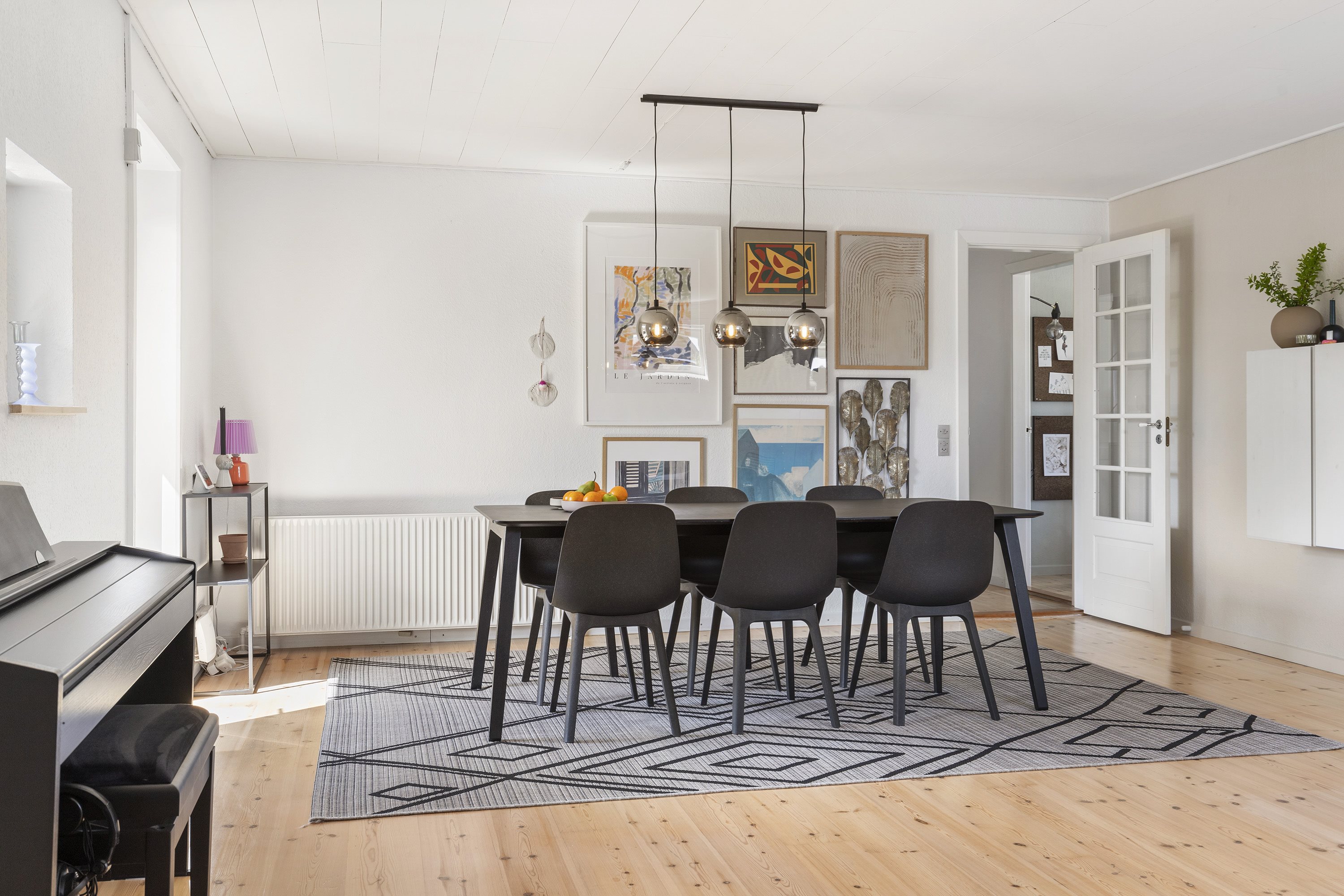 Fremhævet stue billede i fuldskærmstilstand. Billede af Havørnens Vænge 5, 9700 Brønderslev