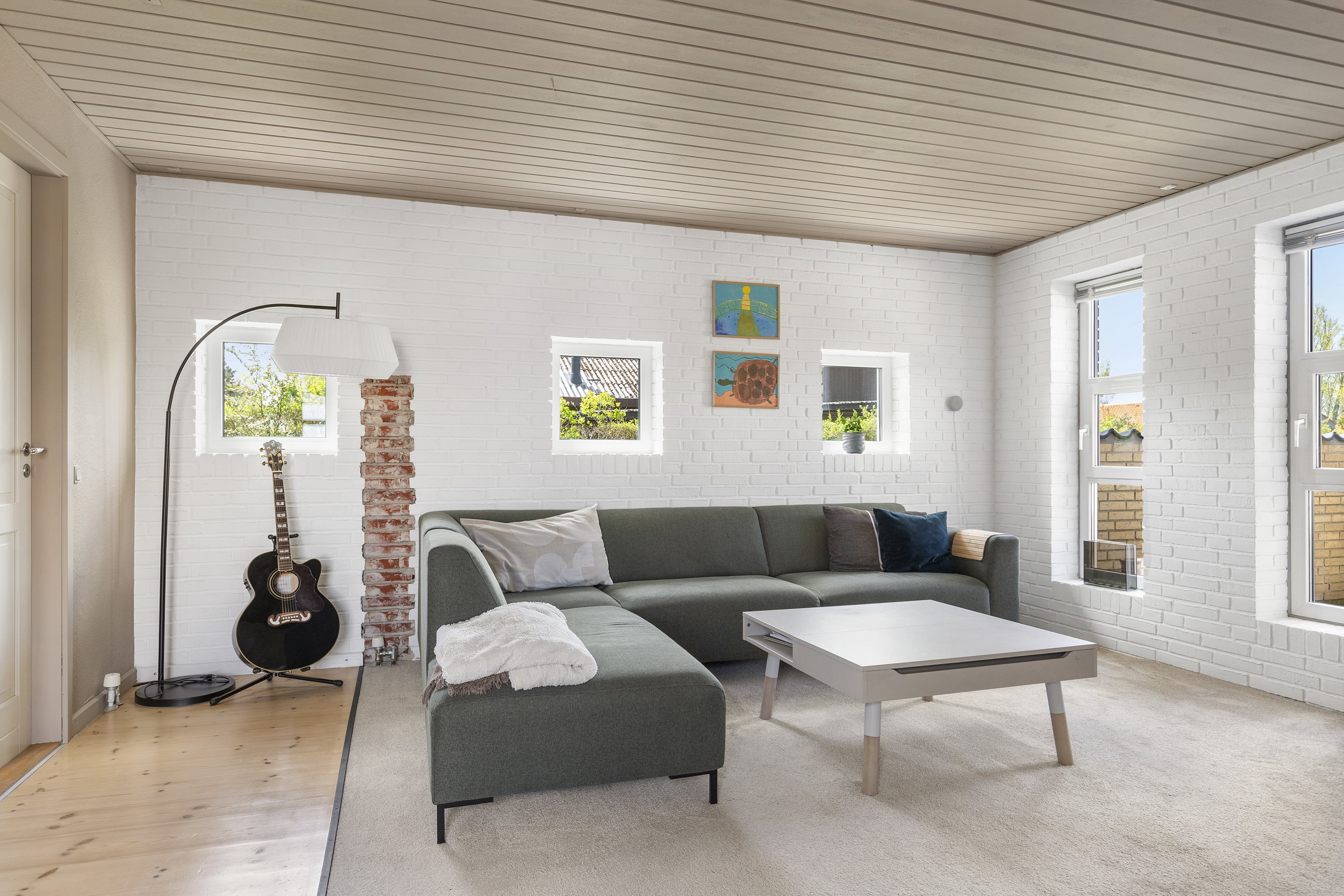 Fremhævet stue billede i fuldskærmstilstand. Billede af Havørnens Vænge 5, 9700 Brønderslev