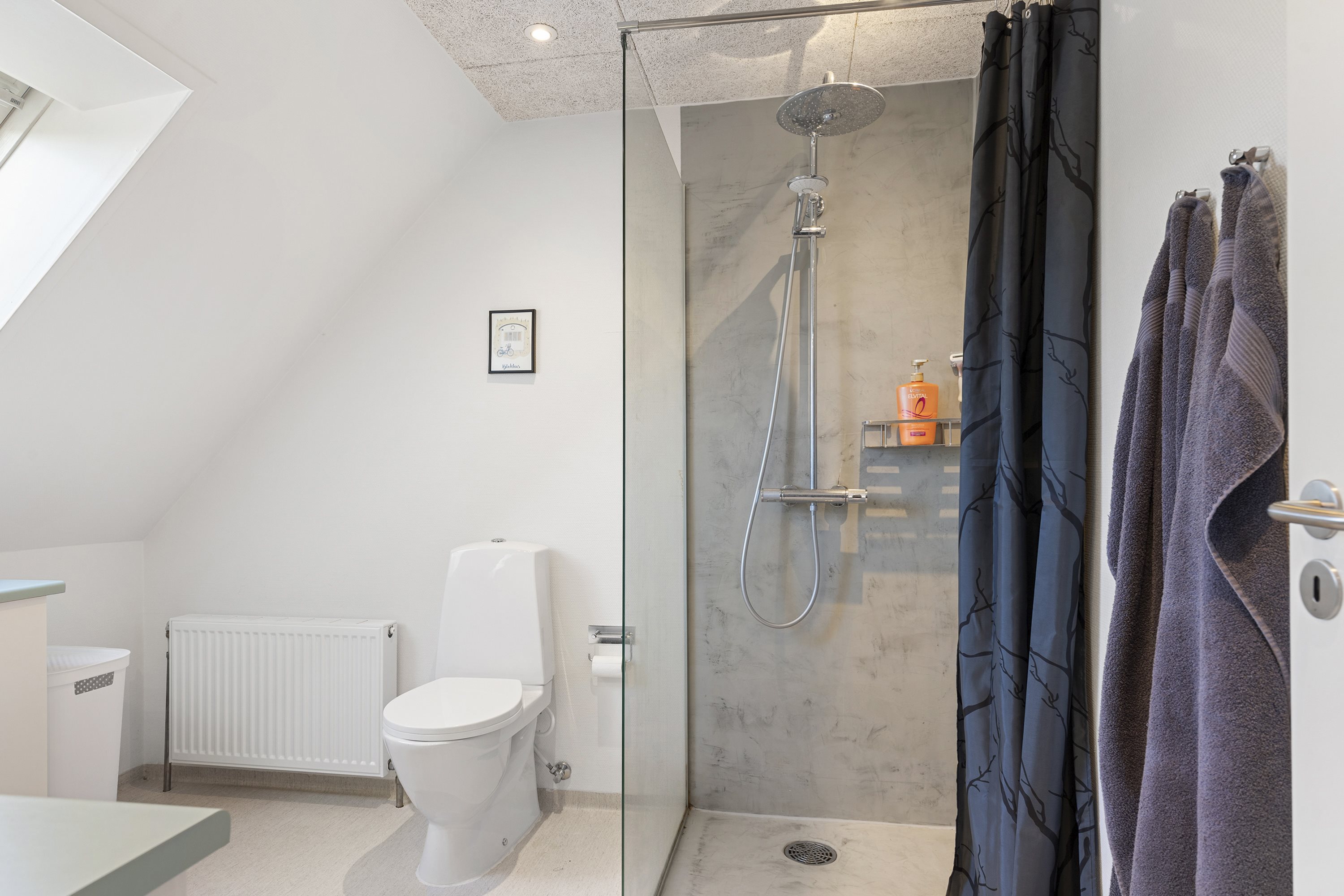 Fremhævet badeværelse billede i fuldskærmstilstand. Billede af Teglvej 31A, 9800 Hjørring