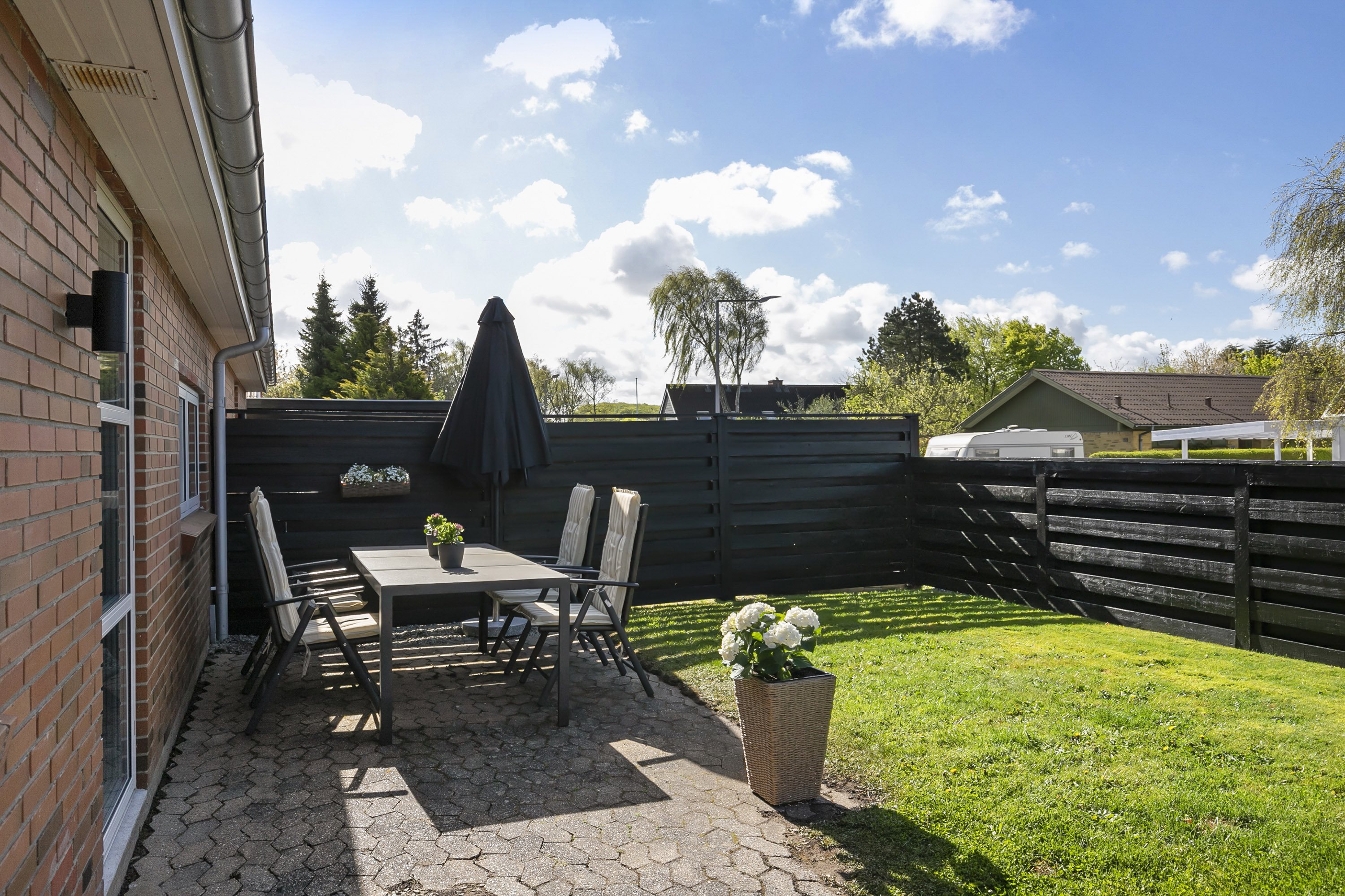 Fremhævet terrasse billede i fuldskærmstilstand. Billede af Teglvej 31A, 9800 Hjørring