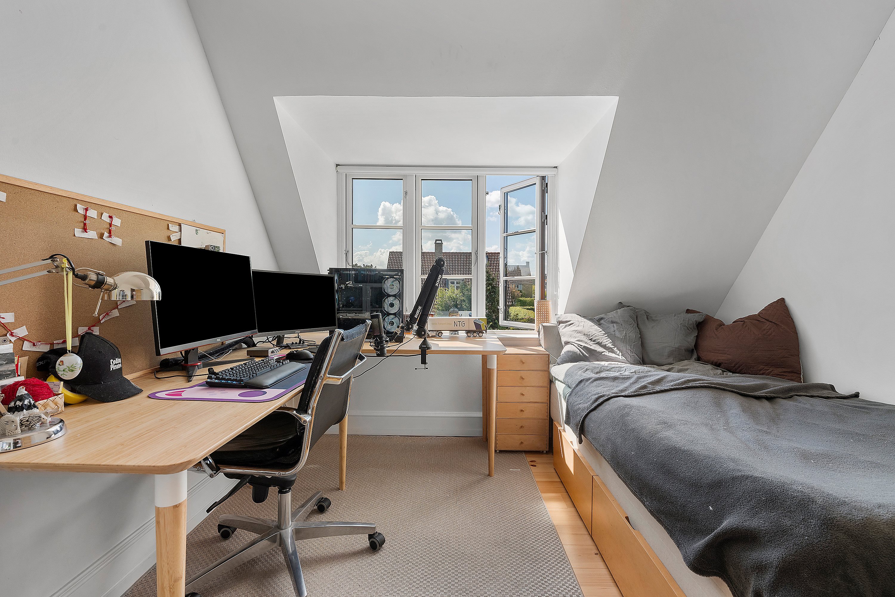 Fremhævet soveværelse billede i fuldskærmstilstand. Billede af Tonysvej 9, 2920 Charlottenlund