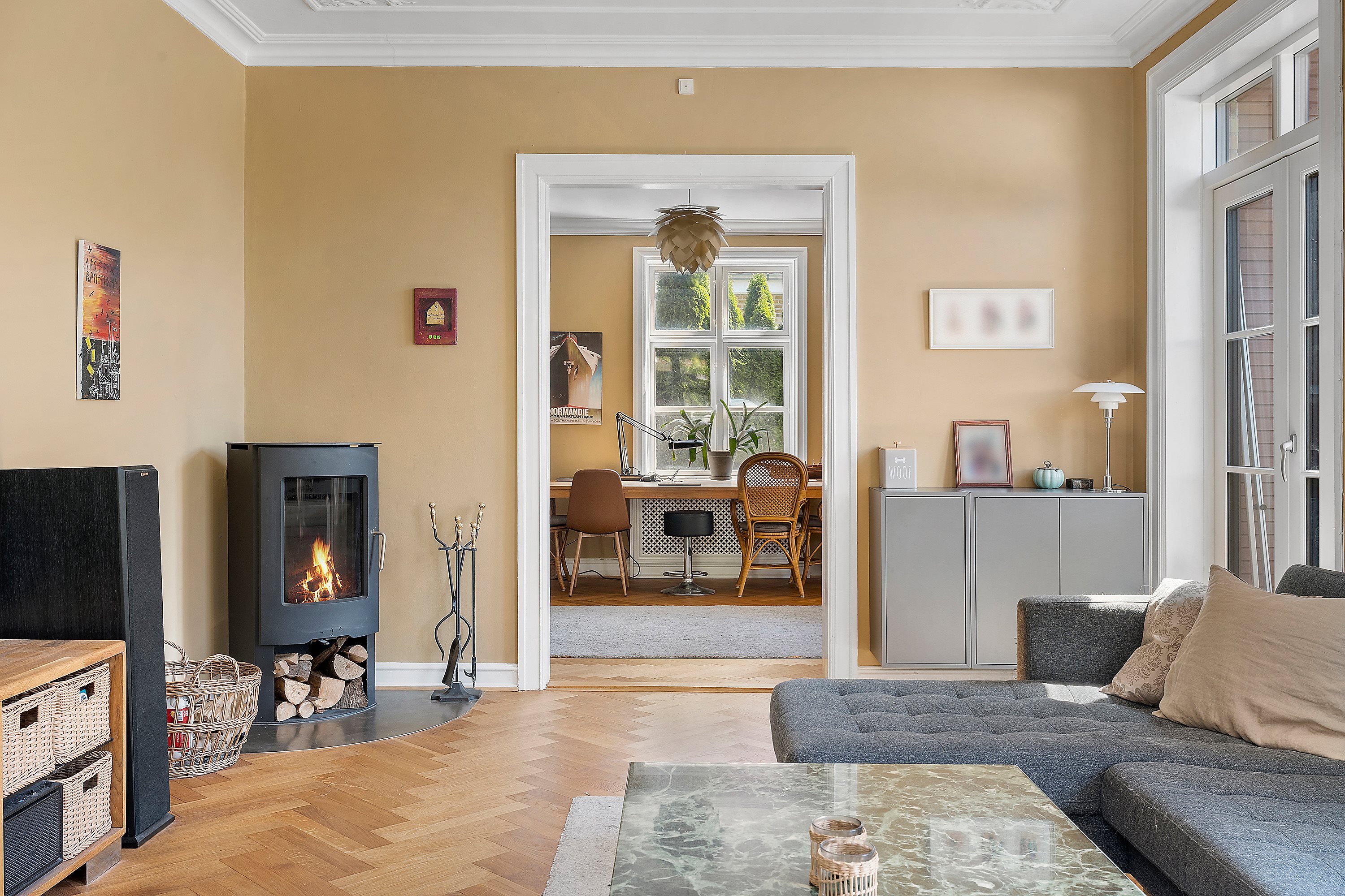 Fremhævet stue billede i fuldskærmstilstand. Billede af Tonysvej 9, 2920 Charlottenlund