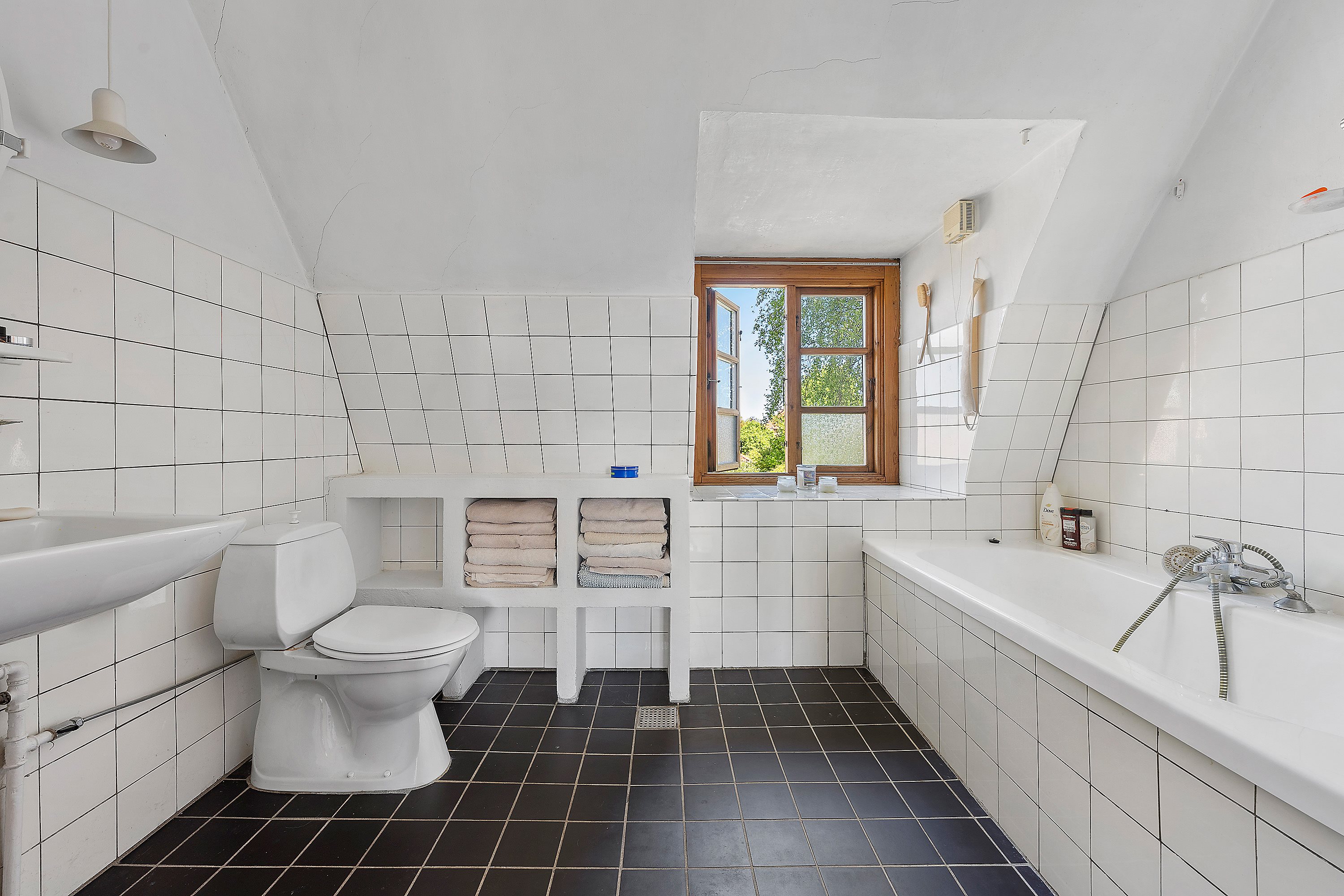 Fremhævet badeværelse billede i fuldskærmstilstand. Billede af Tonysvej 9, 2920 Charlottenlund