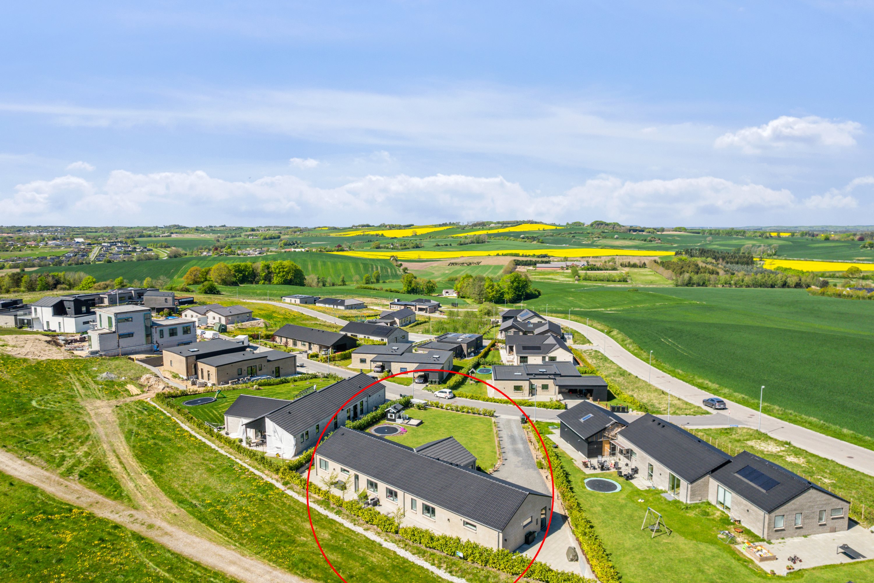 Fremhævet luftfoto billede i fuldskærmstilstand. Billede af Kappelgårdparken 3, 8410 Rønde