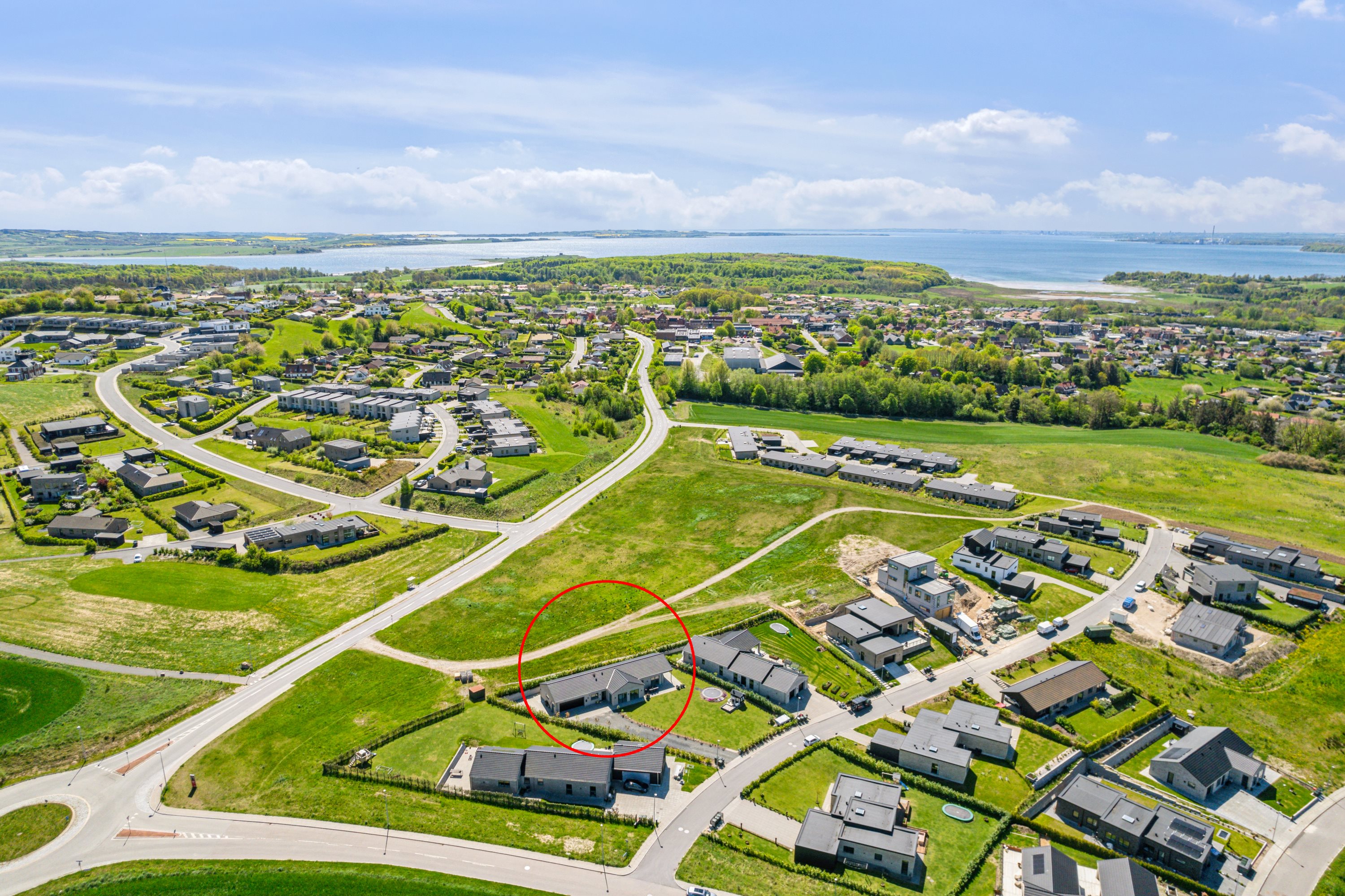 Fremhævet luftfoto billede i fuldskærmstilstand. Billede af Kappelgårdparken 3, 8410 Rønde