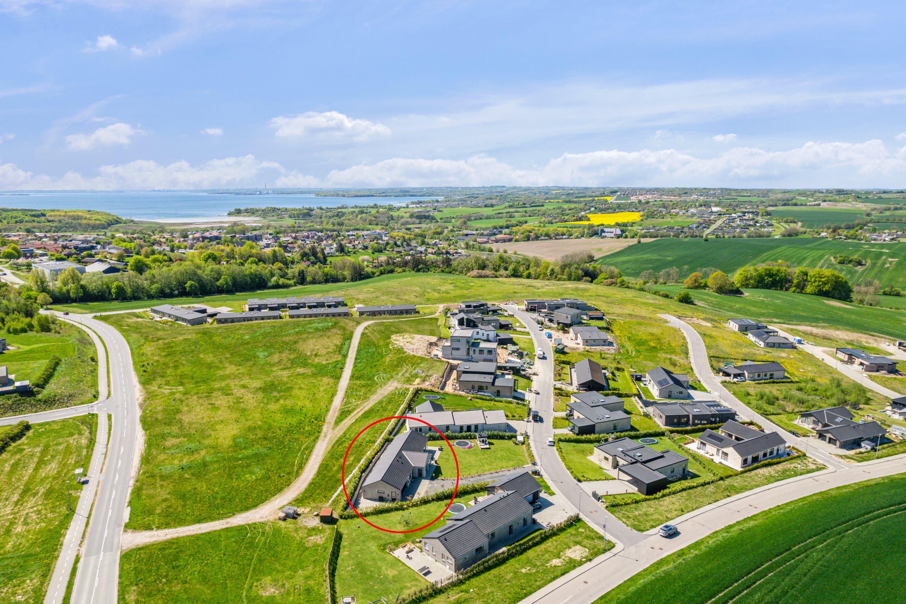 Fremhævet luftfoto billede i fuldskærmstilstand. Billede af Kappelgårdparken 3, 8410 Rønde
