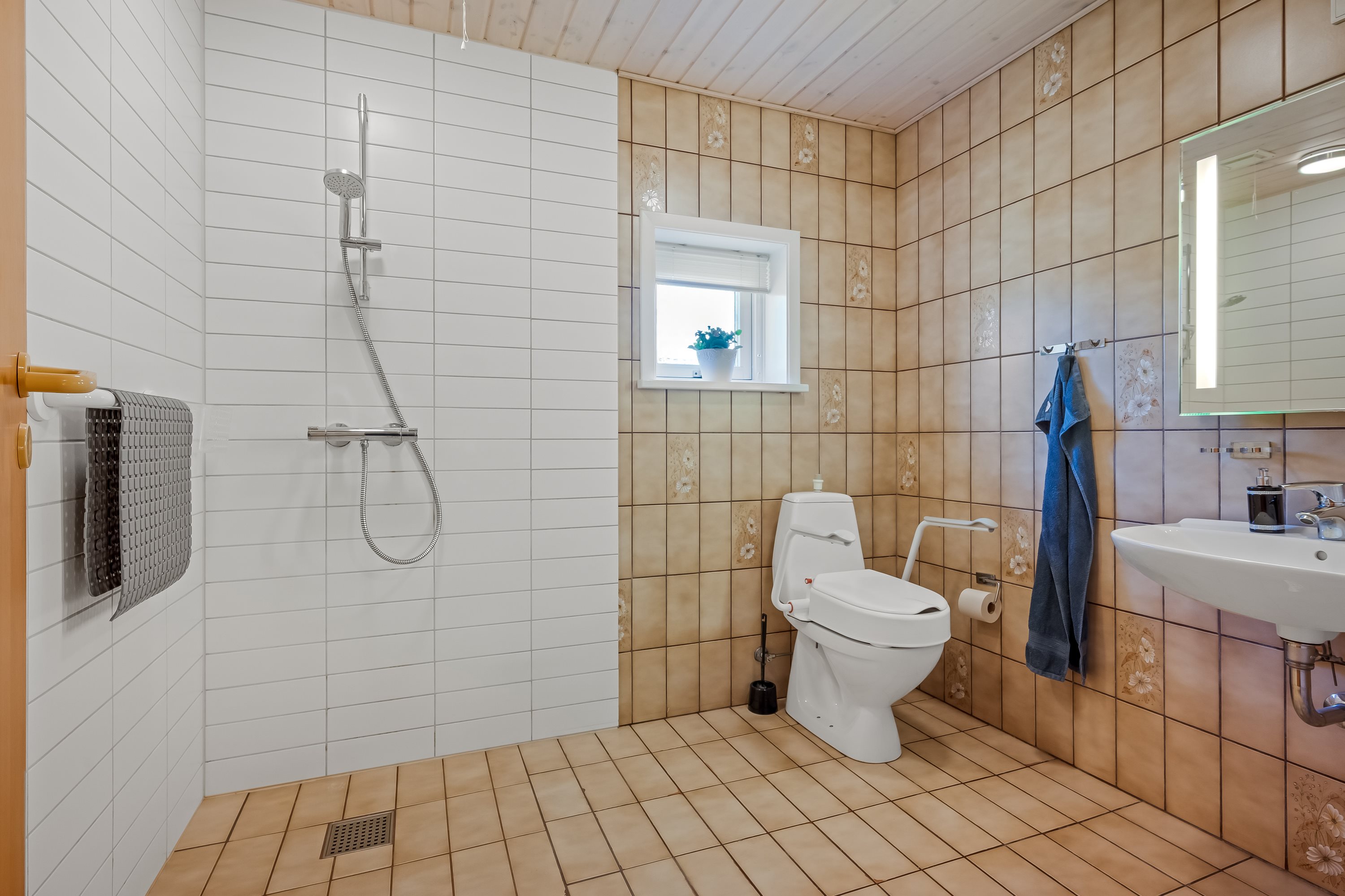 Fremhævet badeværelse billede i fuldskærmstilstand. Billede af Klydevej 17, 7650 Bøvlingbjerg