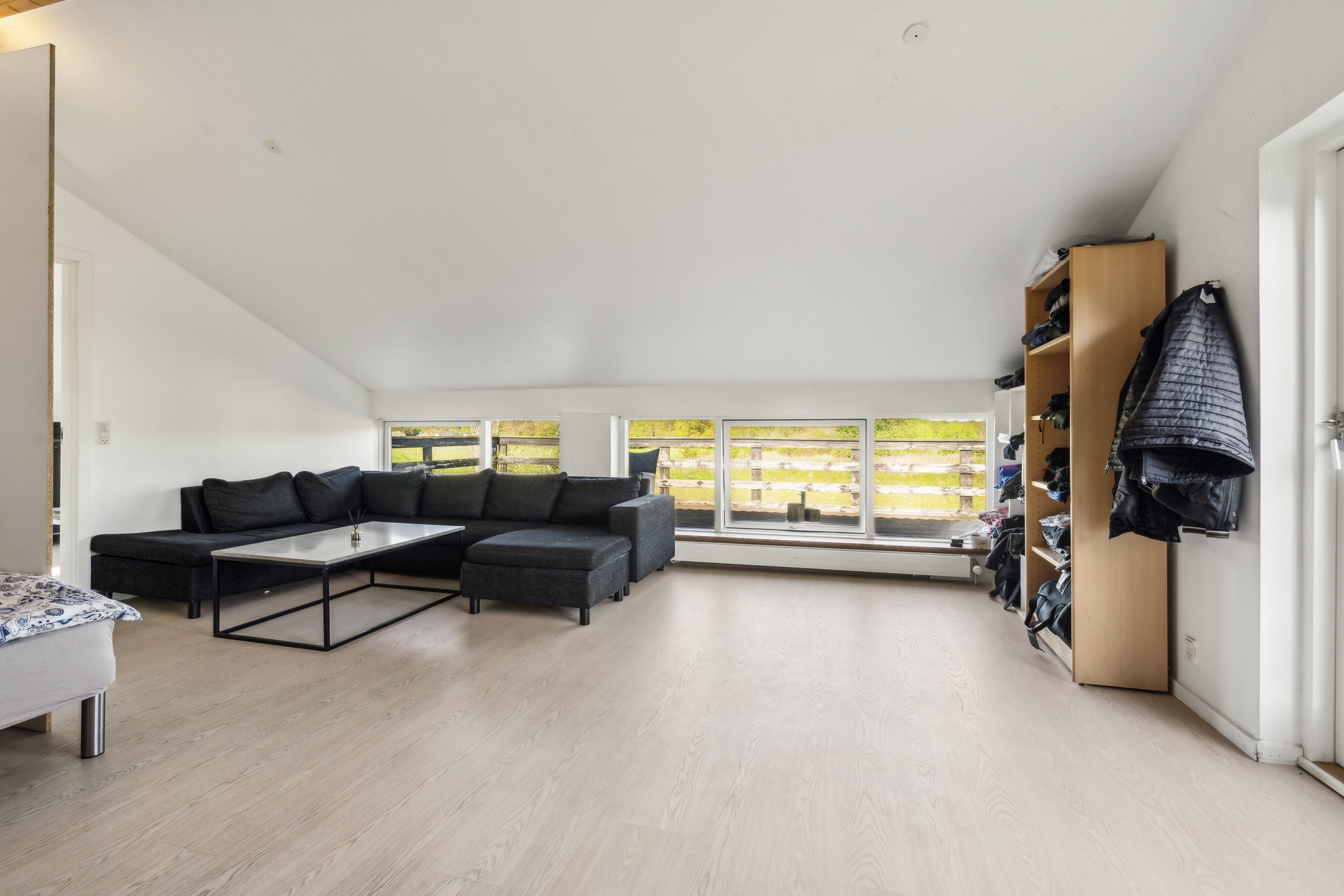 Fremhævet stue billede i fuldskærmstilstand. Billede af Svenstrupvejen 44, 4130 Viby Sjælland