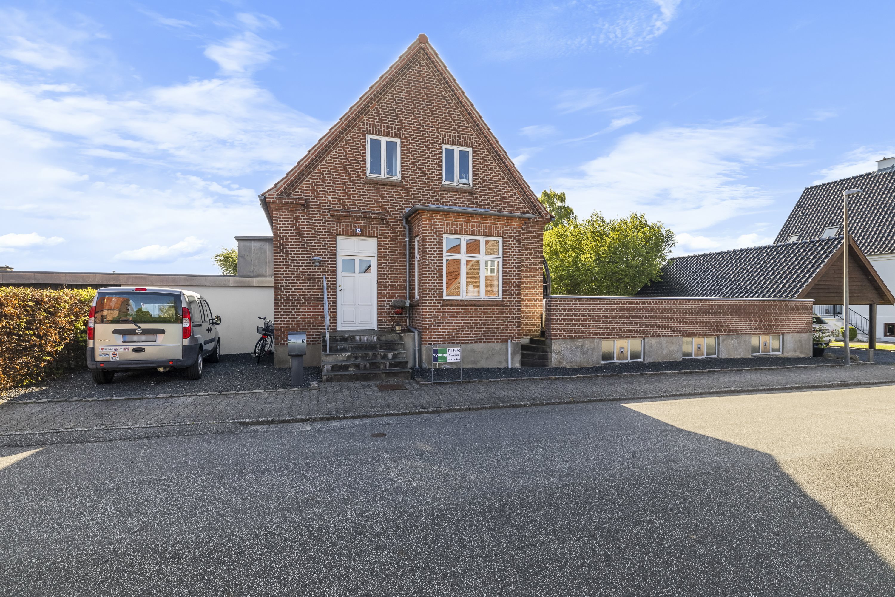 Fremhævet facade billede i fuldskærmstilstand. Billede af Odinsvej 12, 7000 Fredericia