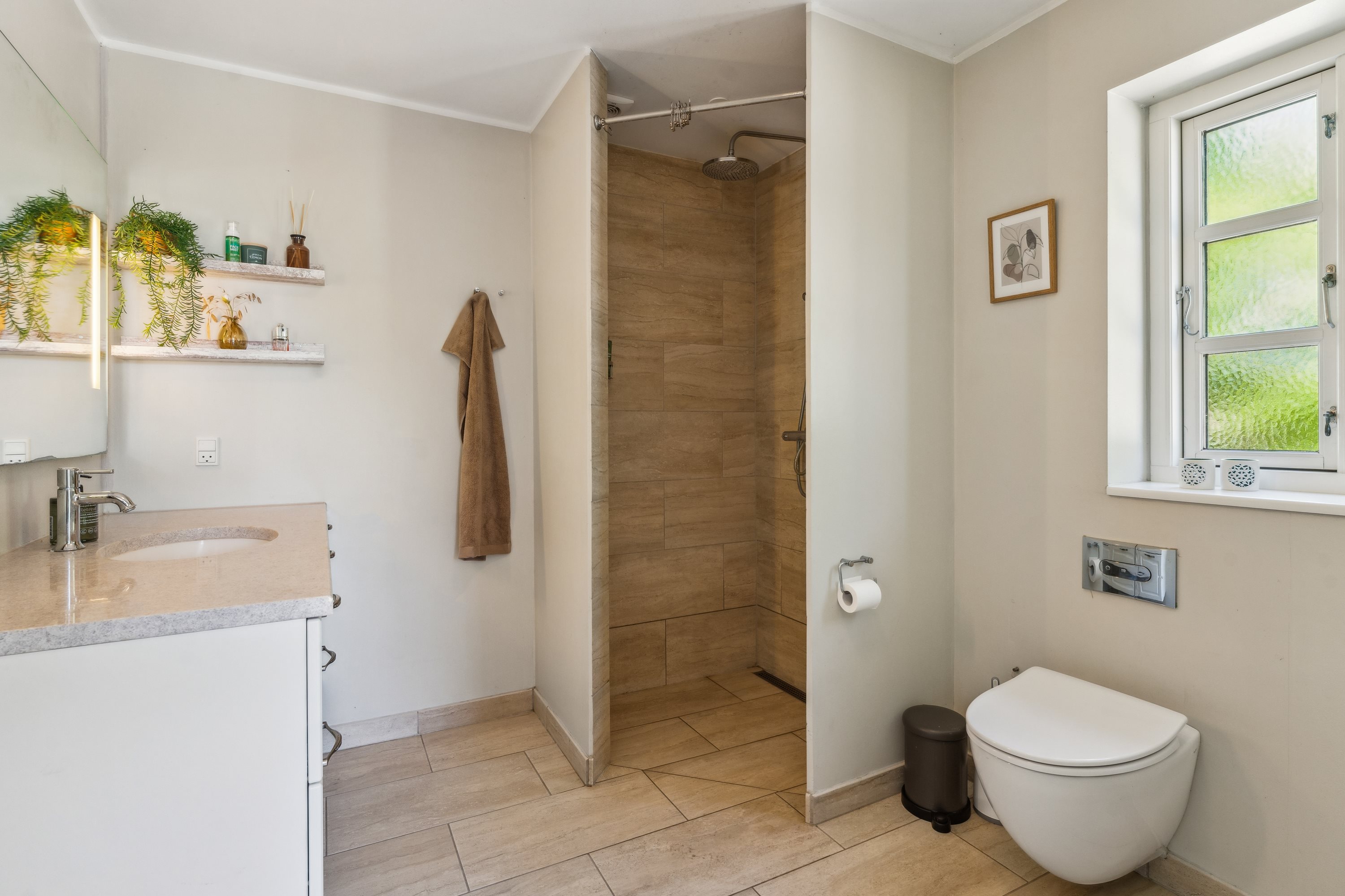 Fremhævet badeværelse billede i fuldskærmstilstand. Billede af Mosevej 2, 8860 Ulstrup