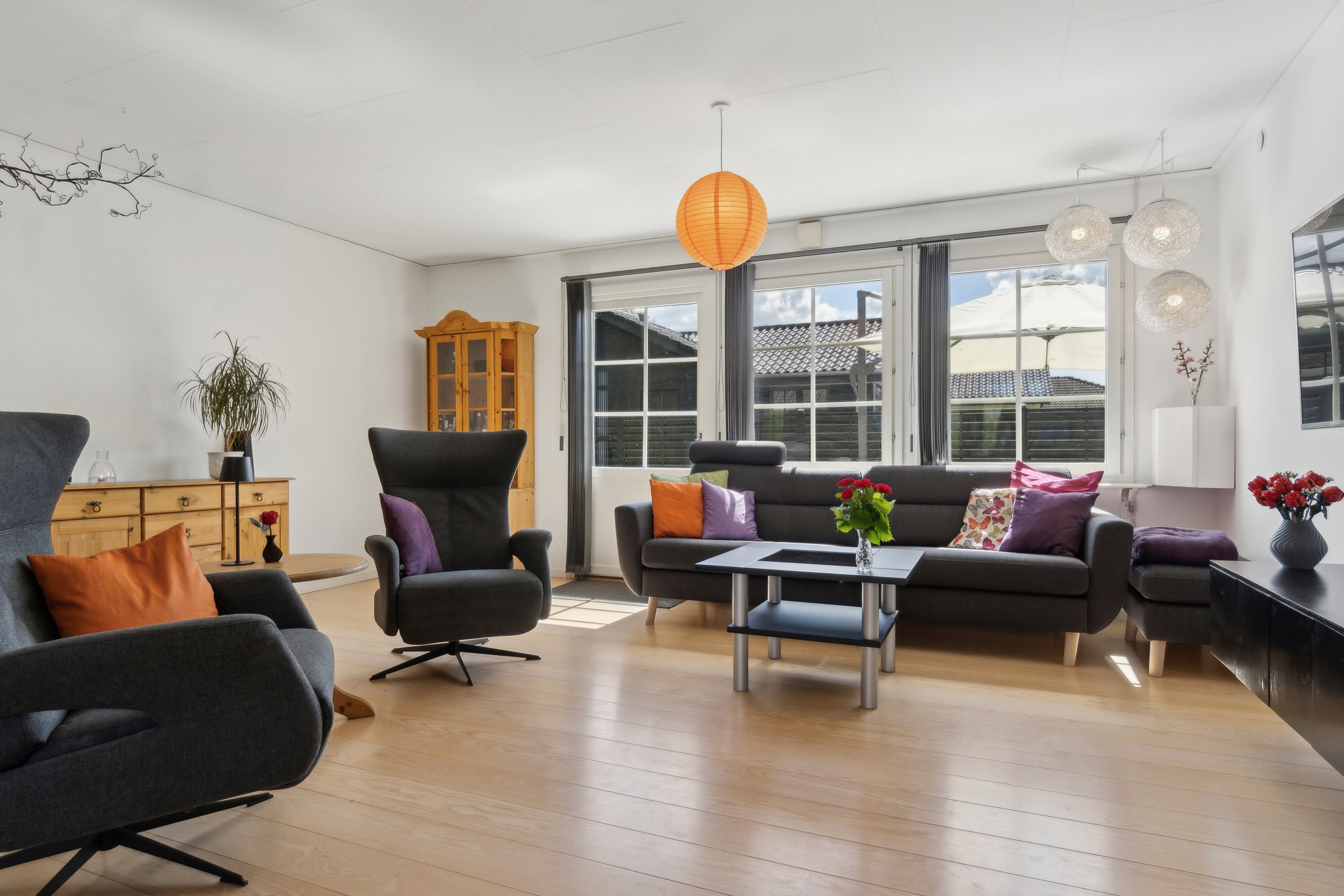 Fremhævet stue billede i fuldskærmstilstand. Billede af Fasanvænget 36, 4040 Jyllinge